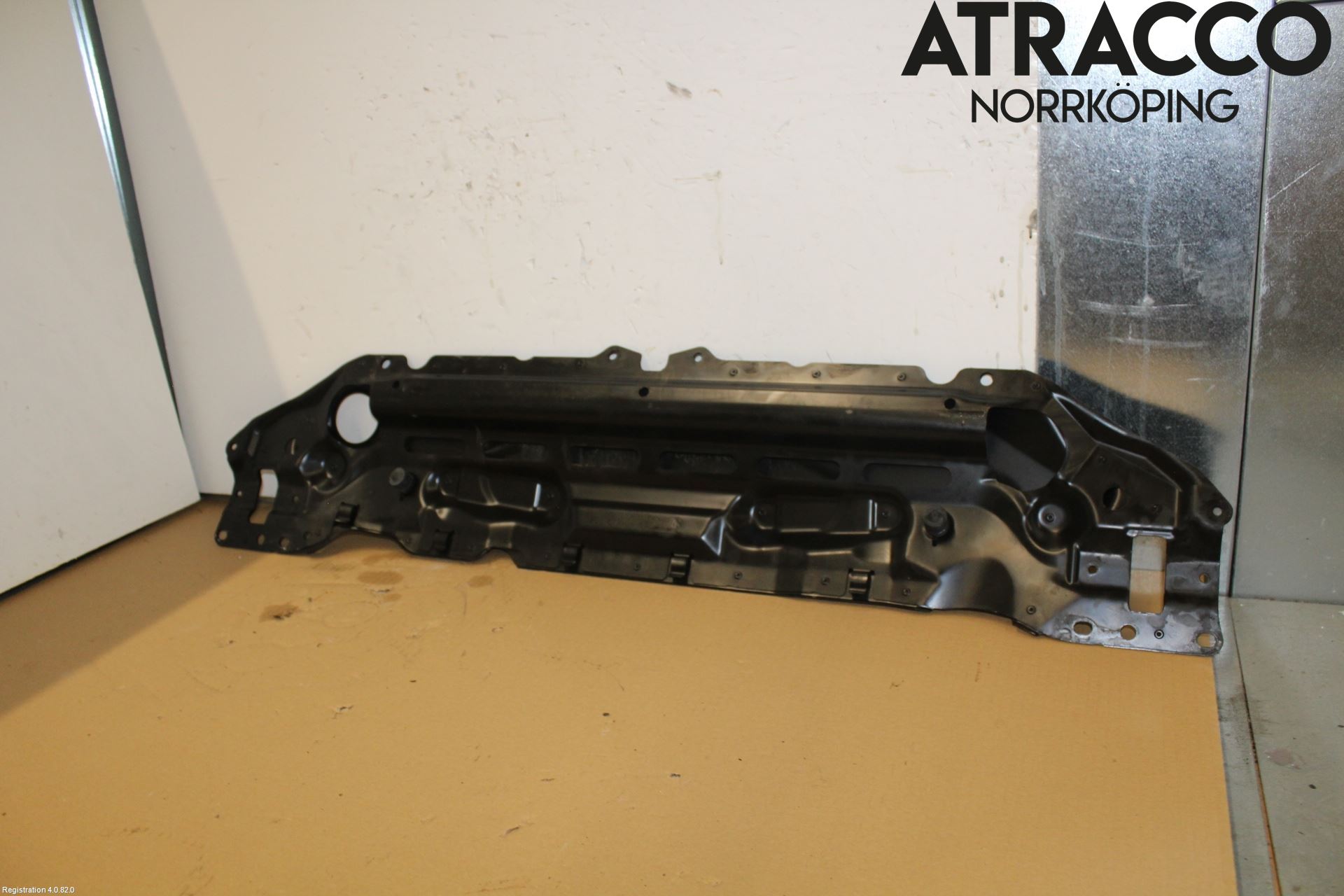 BMW 5 E60/61 Sed/Tou 02-10 Front Huvlåsplåt-Balk