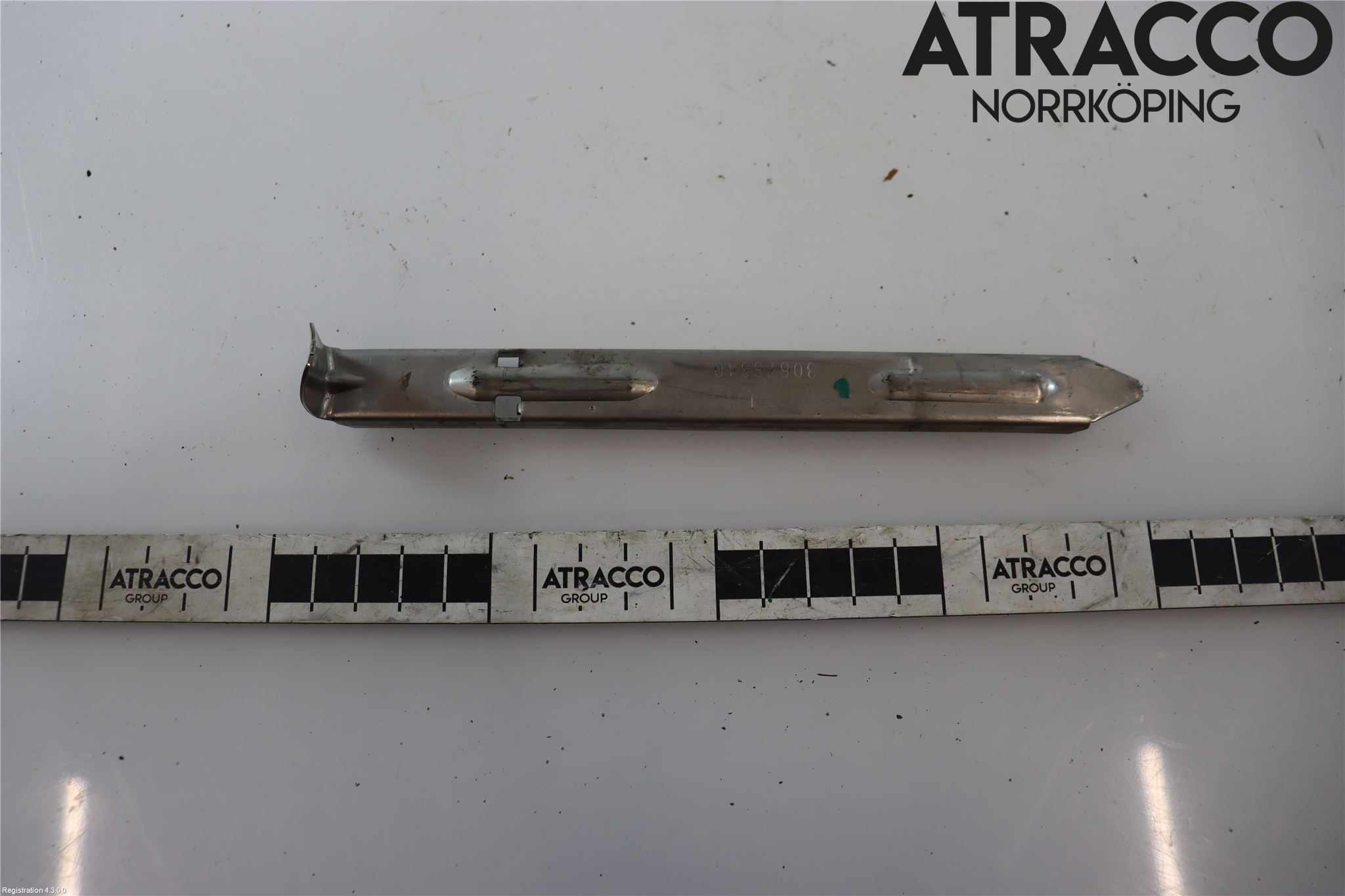 Volvo XC70 08-13 Strålkast Fästsarg