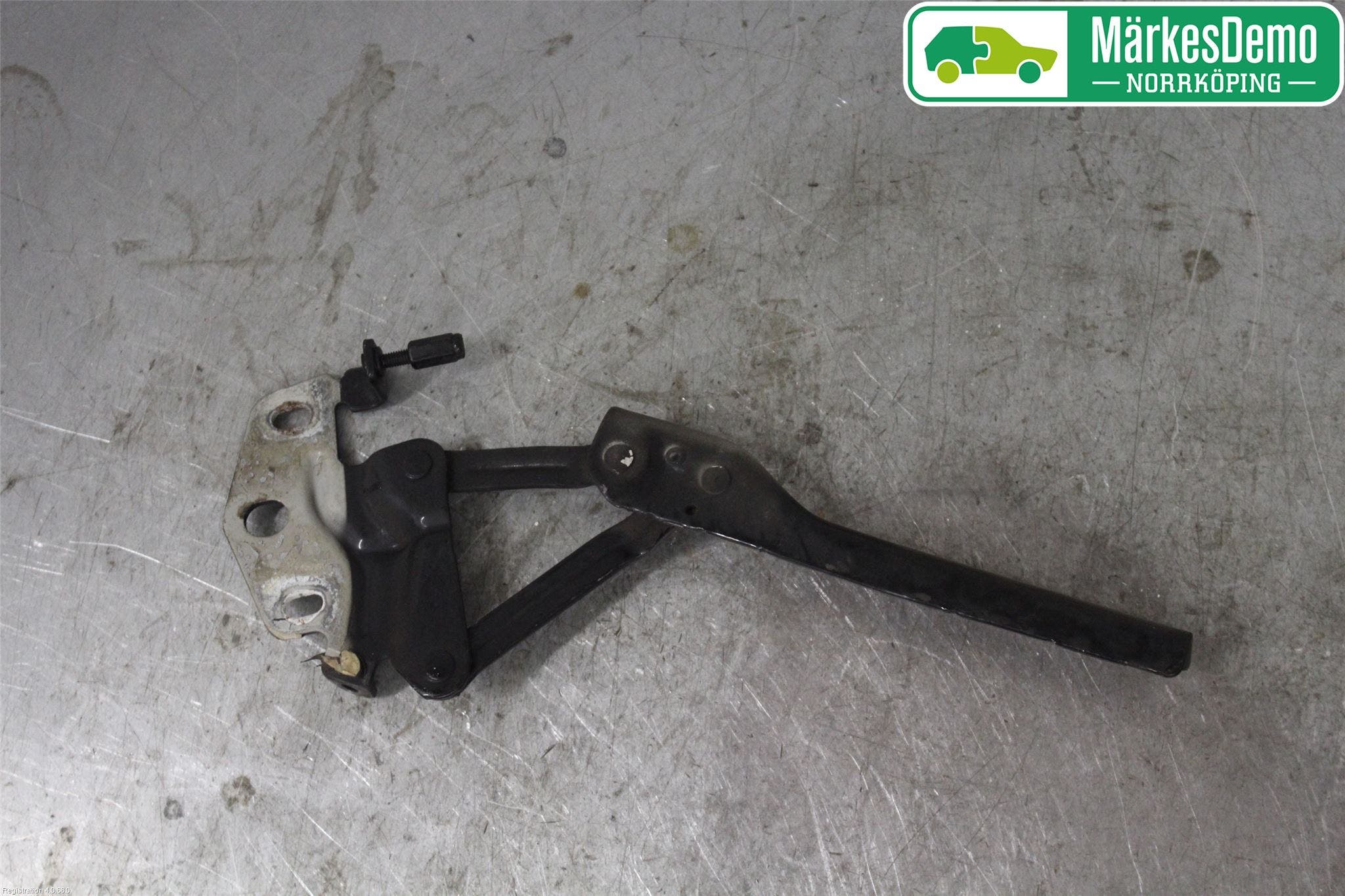 Volkswagen VW PASSAT 05-11 Huvgångjärn