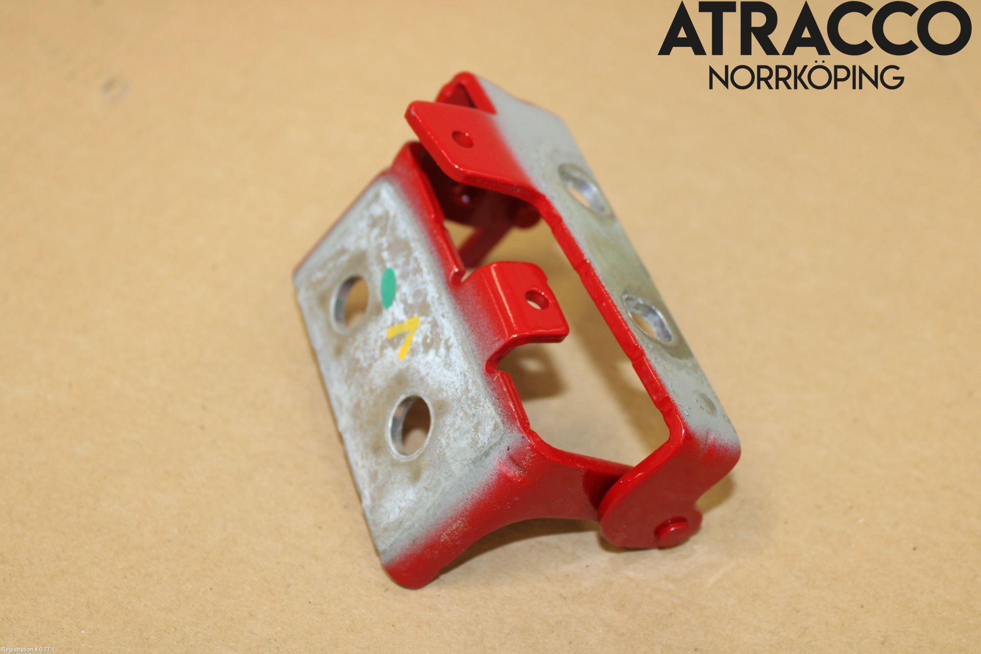 Jaguar E-PACE 17- Bakluckegångjärn Vä