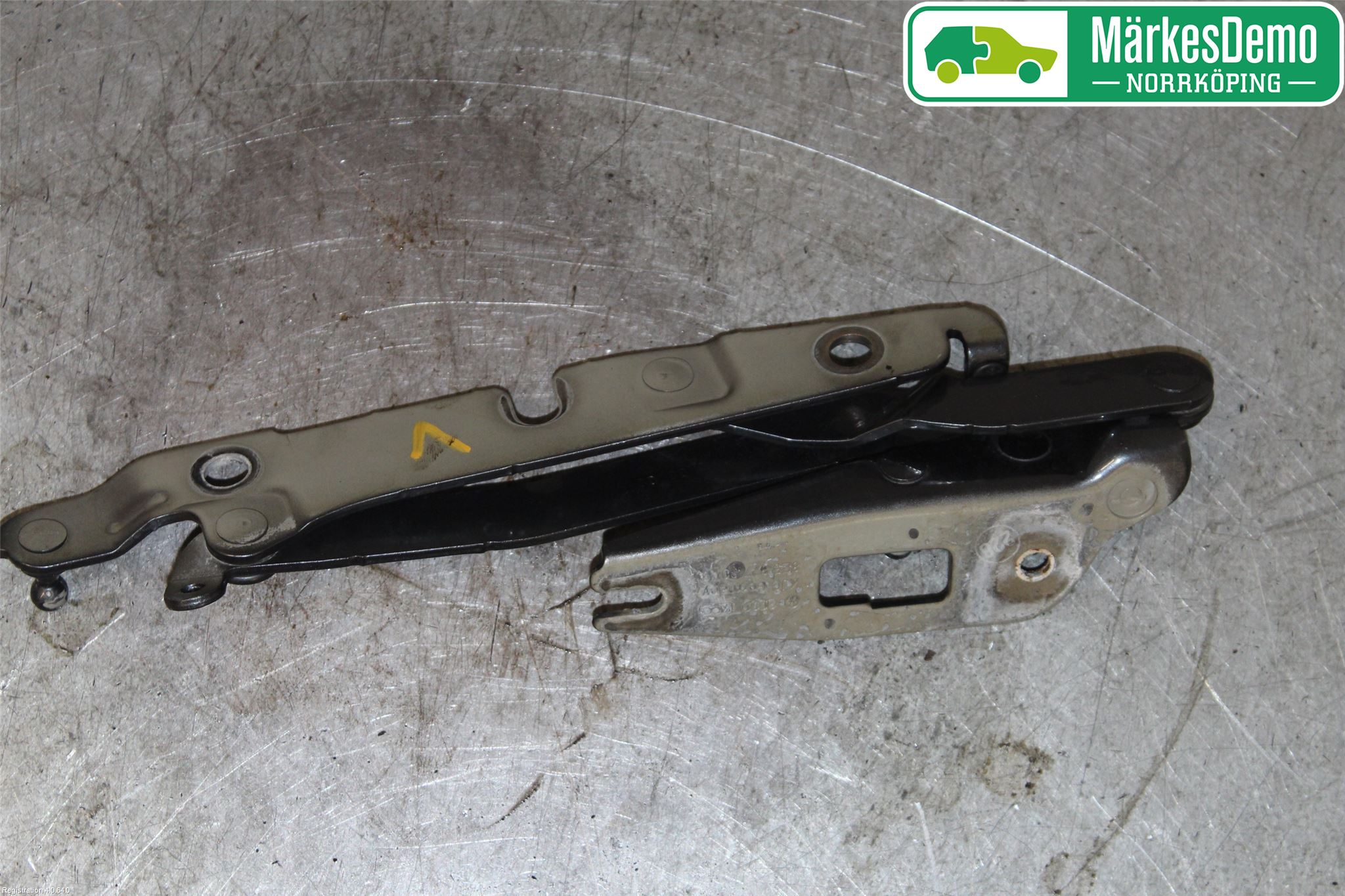 Audi A4/S4 05-07 Huvgångjärn