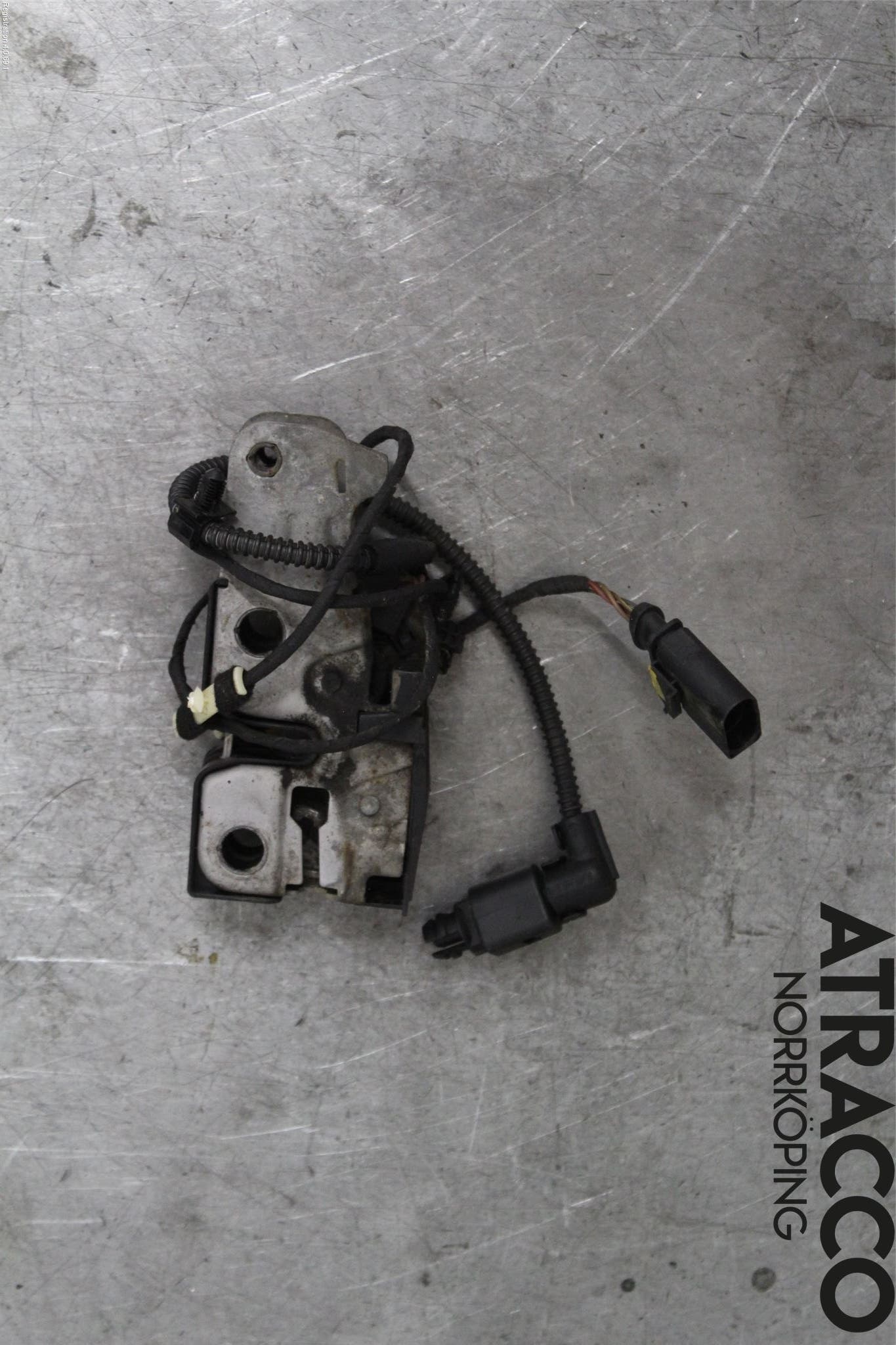 Volkswagen VW PASSAT 11-14 Huvlås