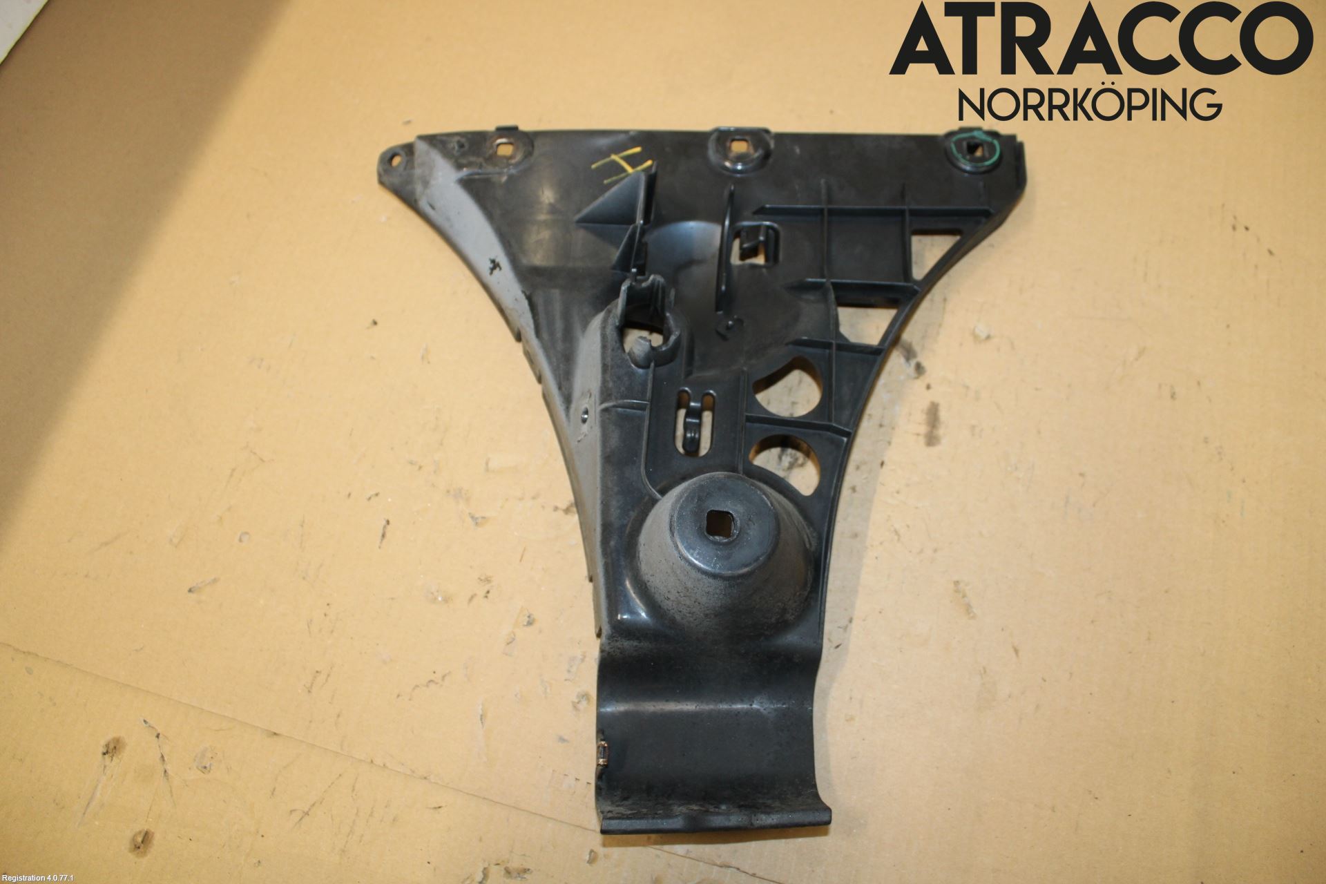 BMW 5 E60/61 Sed/Tou 02-10 Stötfångarfäste Bak Hö