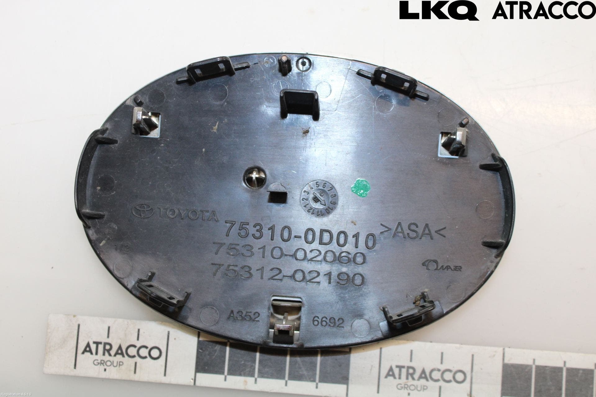 Toyota YARIS CROSS XP21 21- Emblem