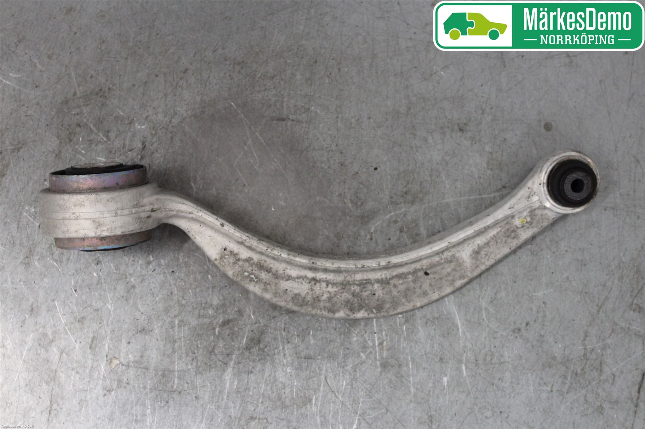 Jaguar XJ X350        03-09 Bärarm Fram Undre Hö