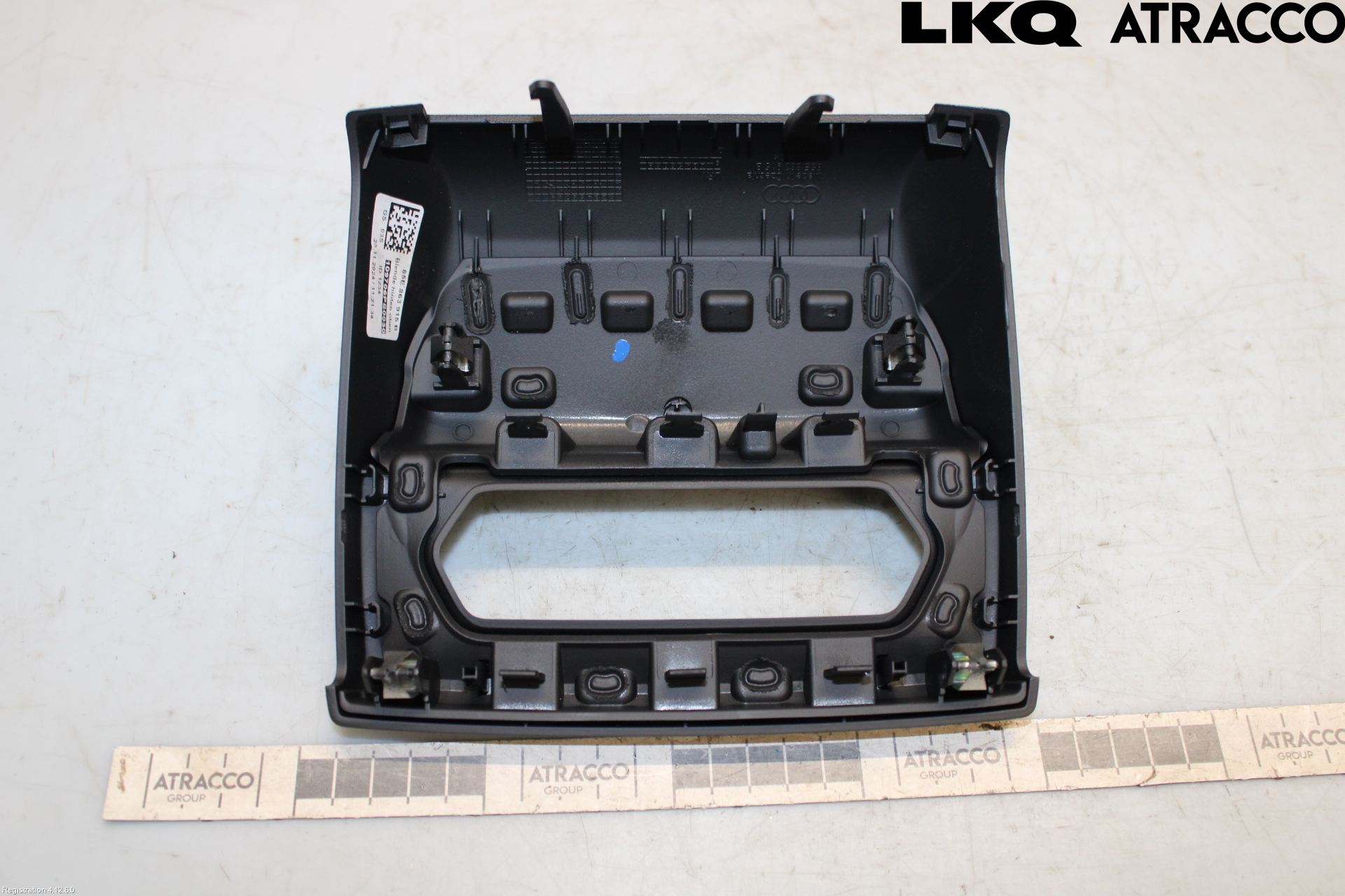 Audi Q6 E-TRON CN 24- Instrumentkonsoll Mitt
