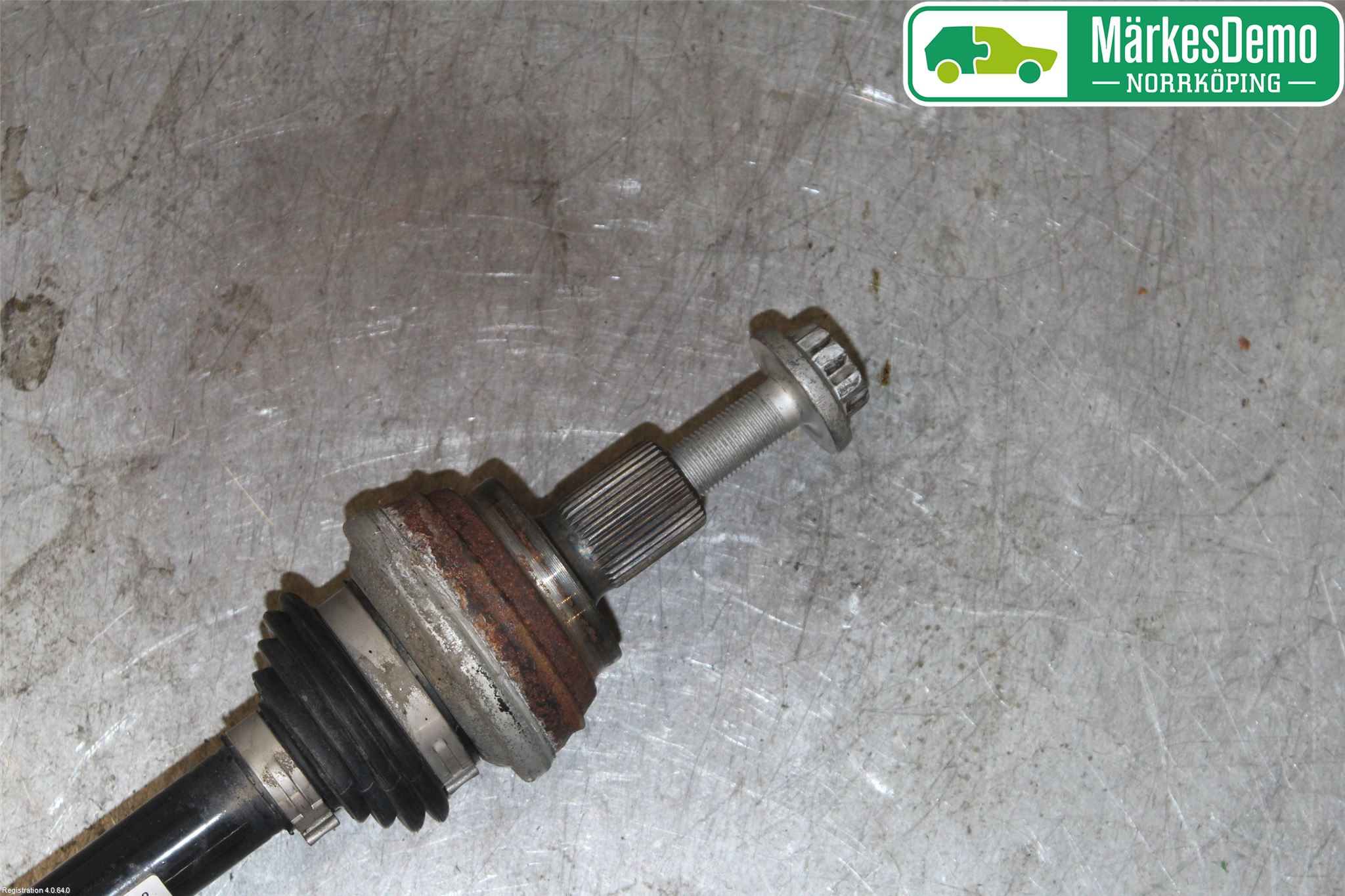 Volkswagen VW PASSAT 15-19 Drivaxel Bak Höger