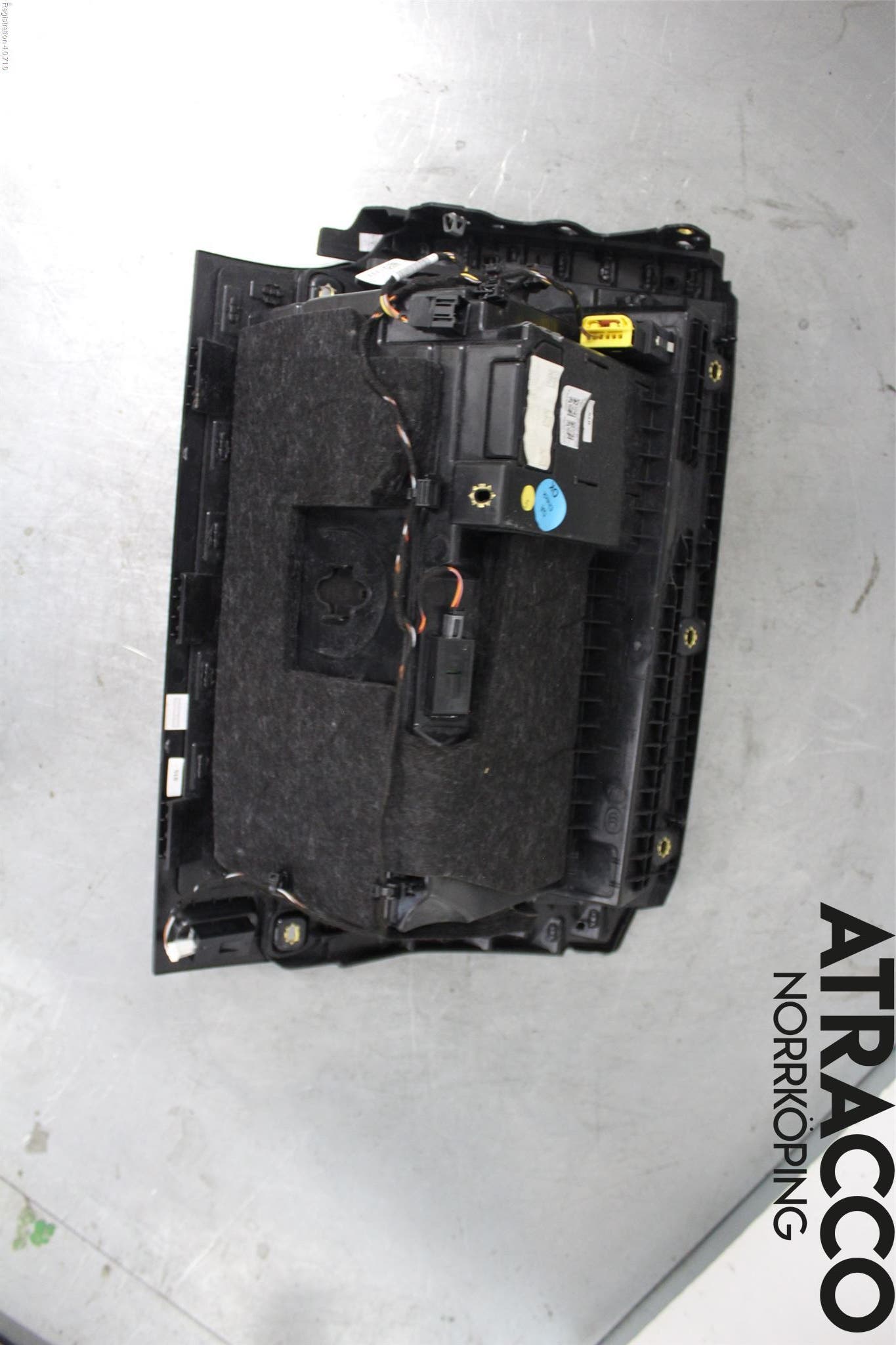 Audi A6 F2/C8 19- Handskfack