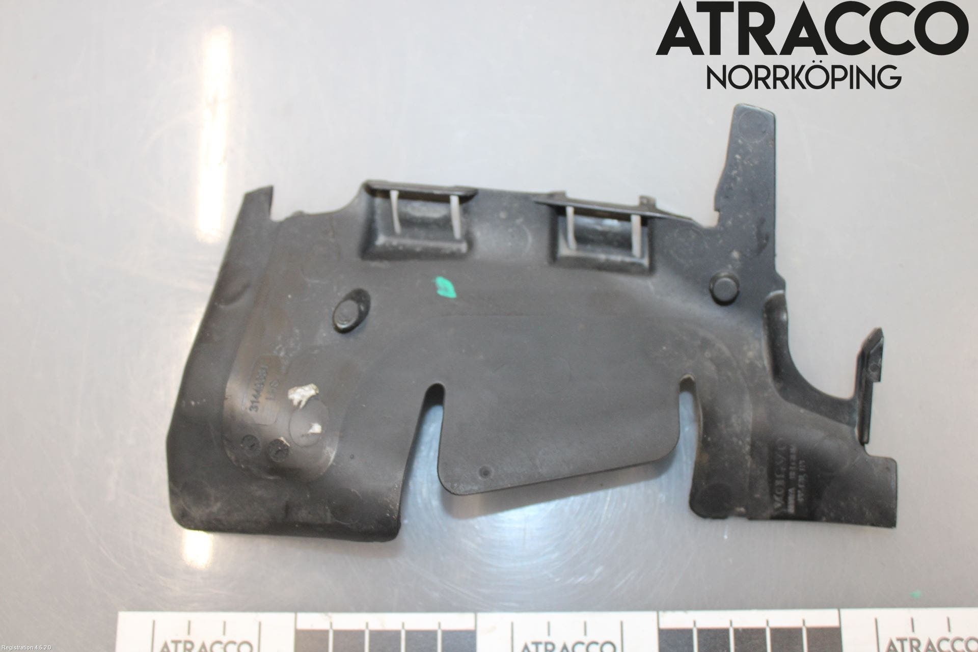 Volvo V60 CROSS COUNTRY 16-18 Deflektor Plåt-Plast Kylning