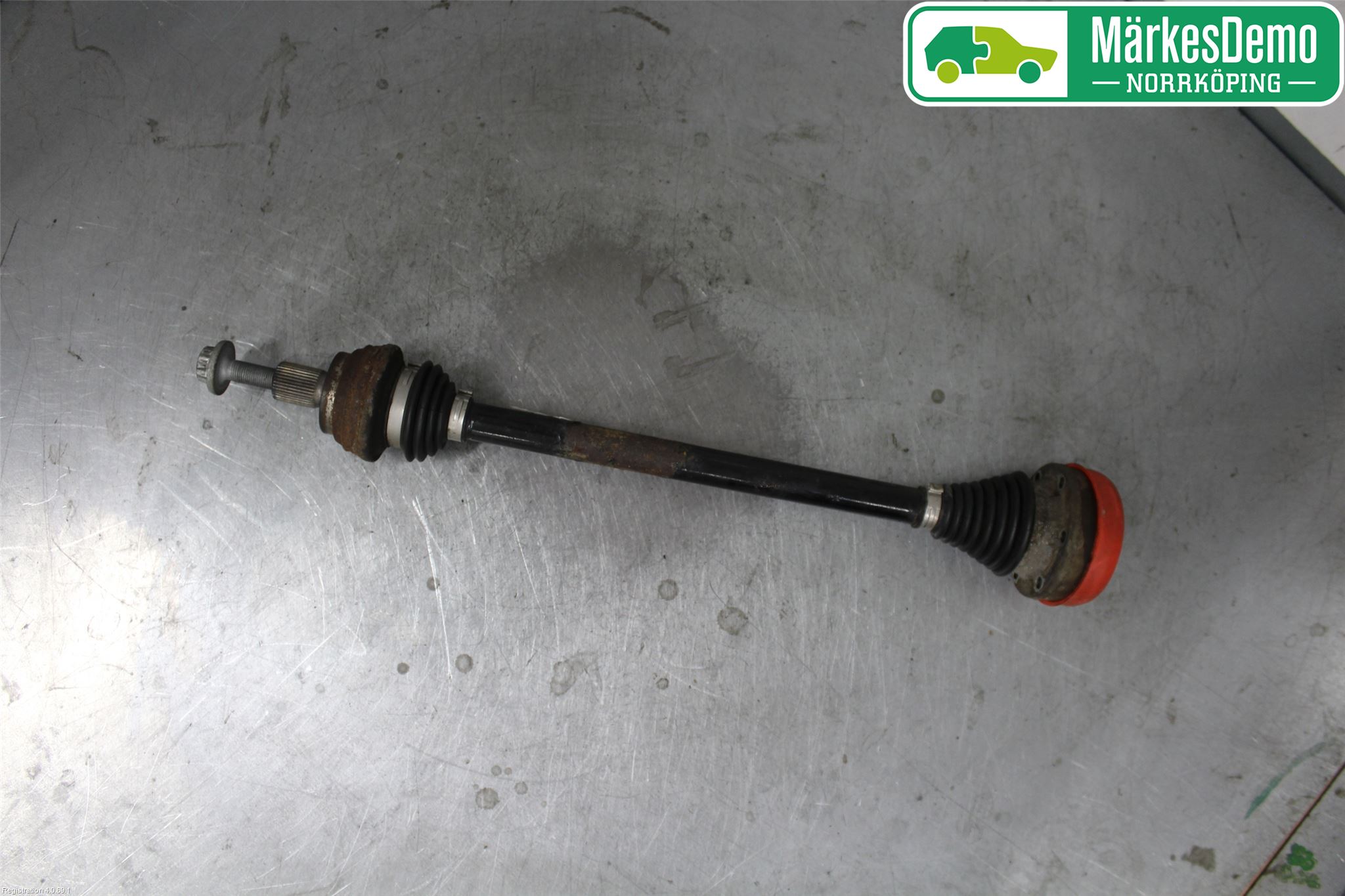 Volkswagen VW PASSAT 15-19 Drivaxel Bak Vänster