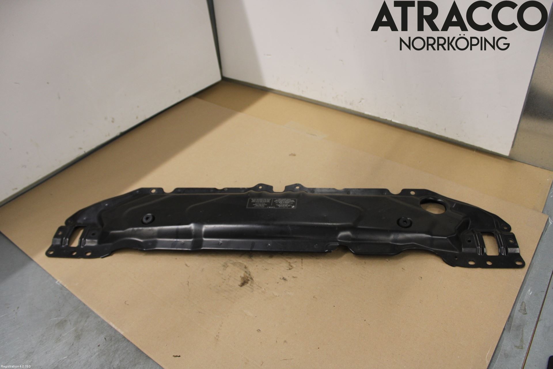 BMW 5 E60/61 Sed/Tou 02-10 Front Huvlåsplåt-Balk