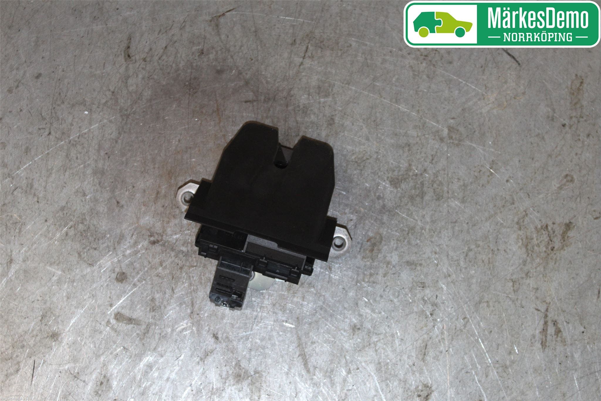 Volvo V40 12-19 Låskista Baklucka