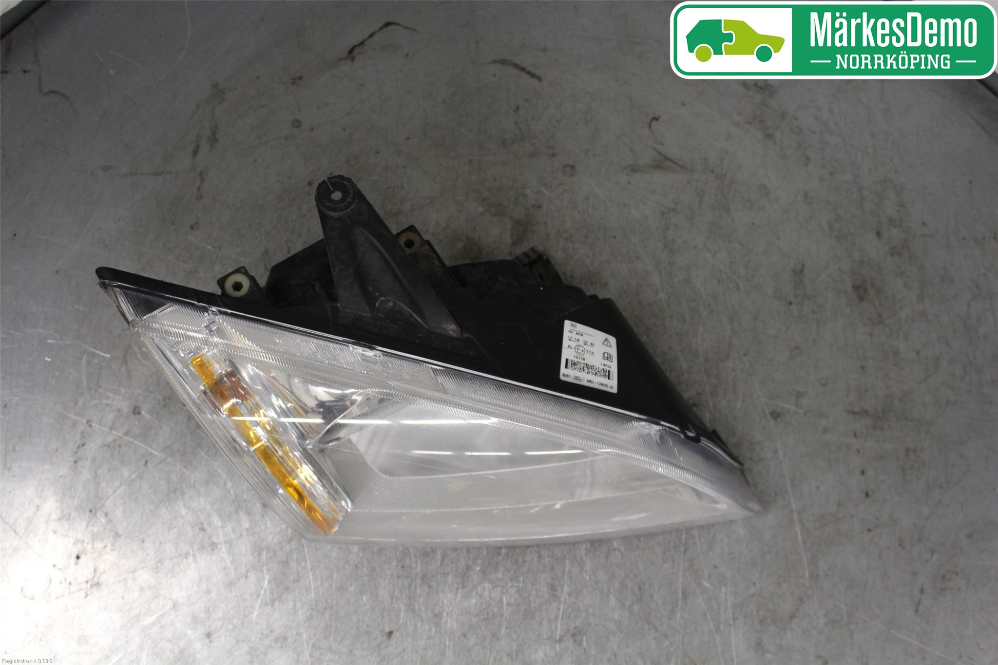 Ford FOCUS     04-07 Strålkastare Höger