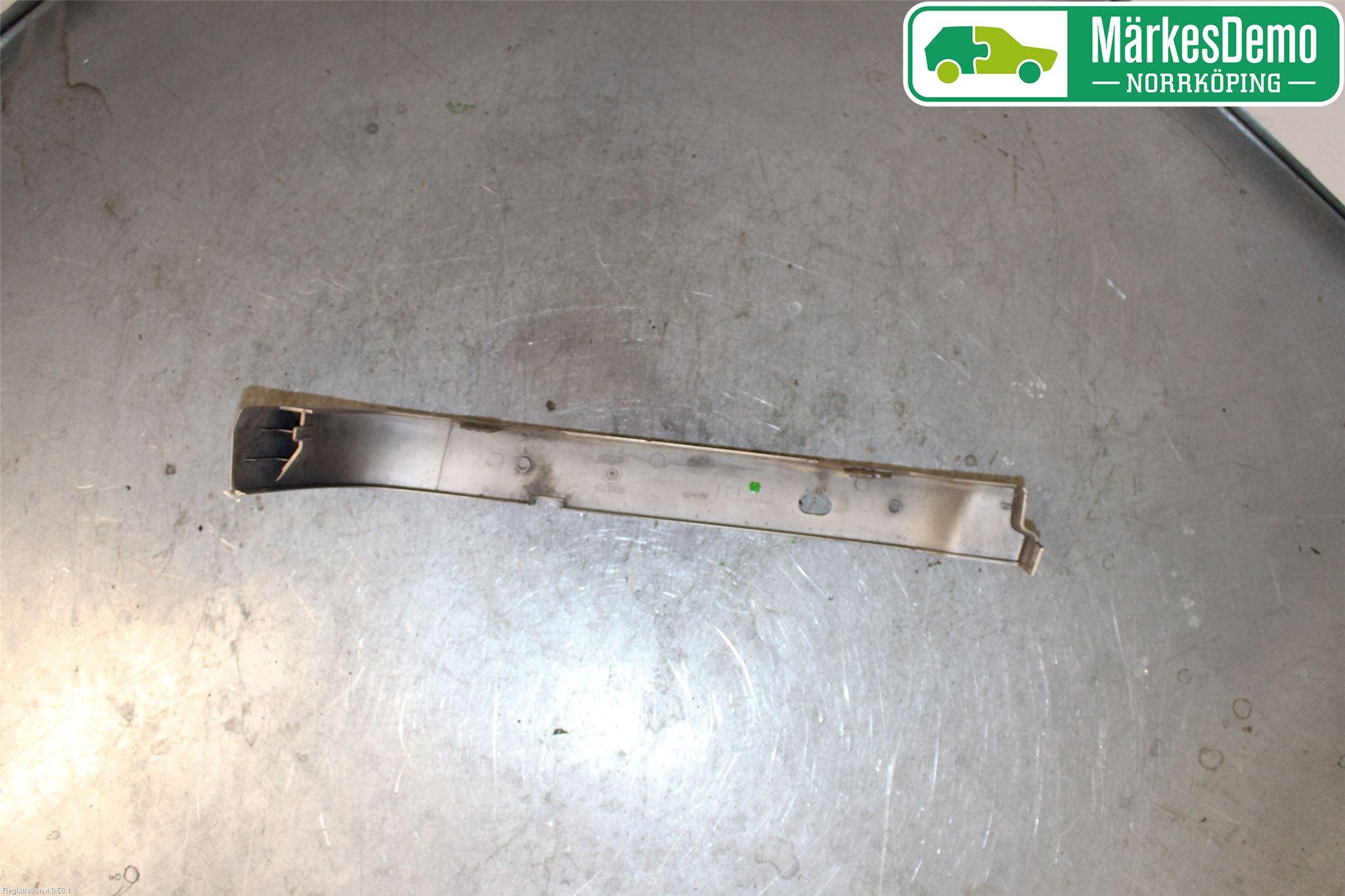 Volvo 850 91-97 Strålkastarsarg Höger