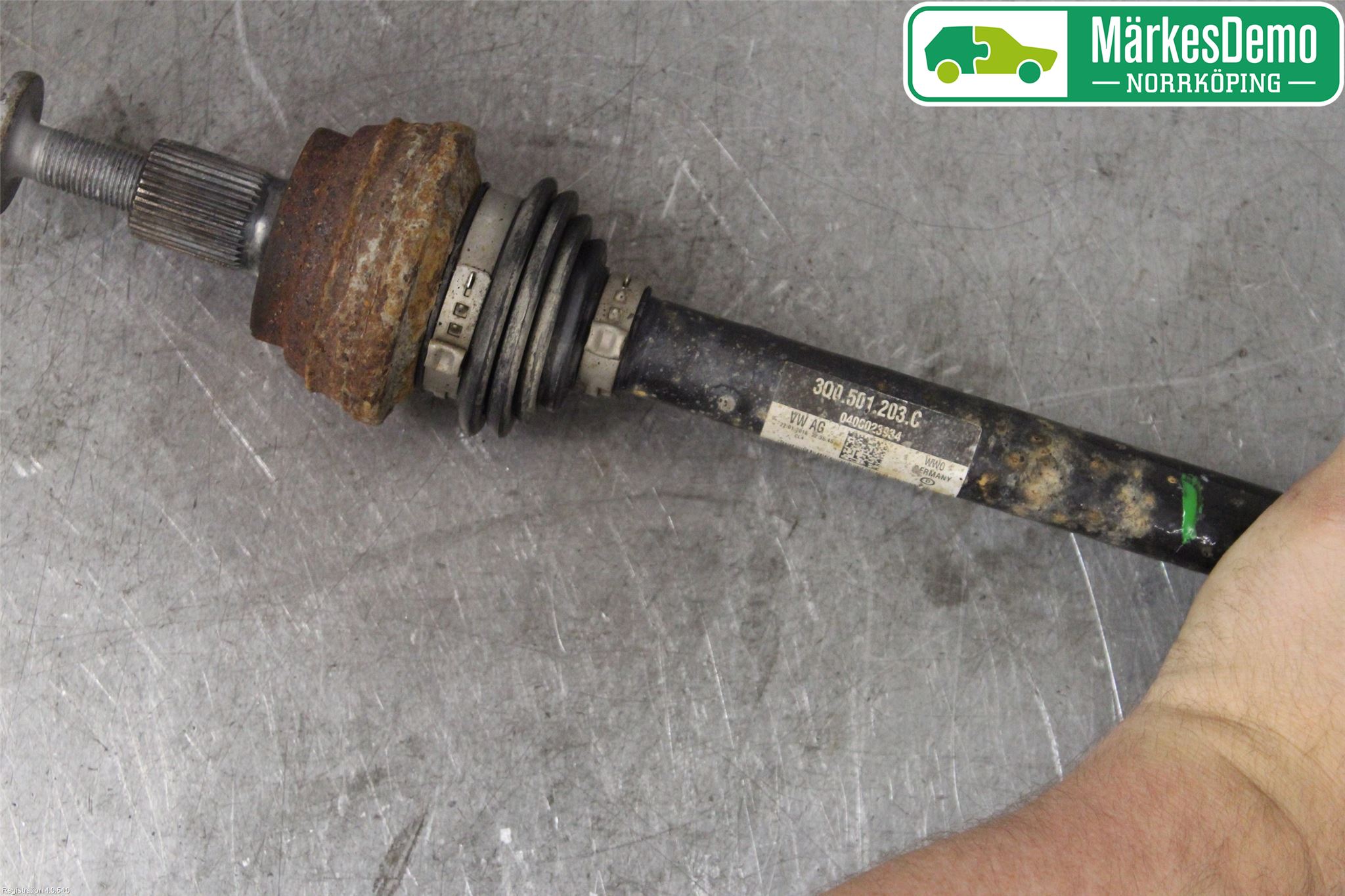 Volkswagen VW PASSAT 15-19 Drivaxel Bak Vänster