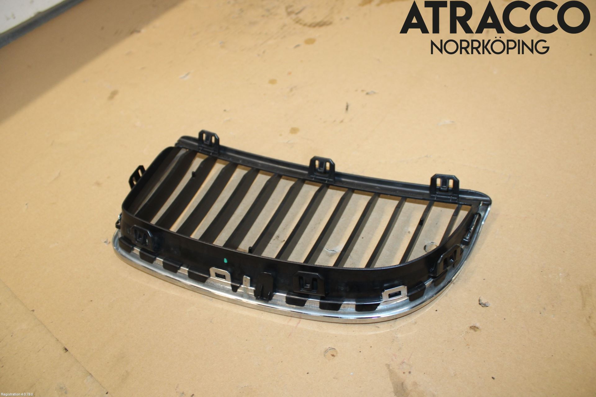 BMW 3 E90/91 SED/TOU 05-12 Grilldel Höger