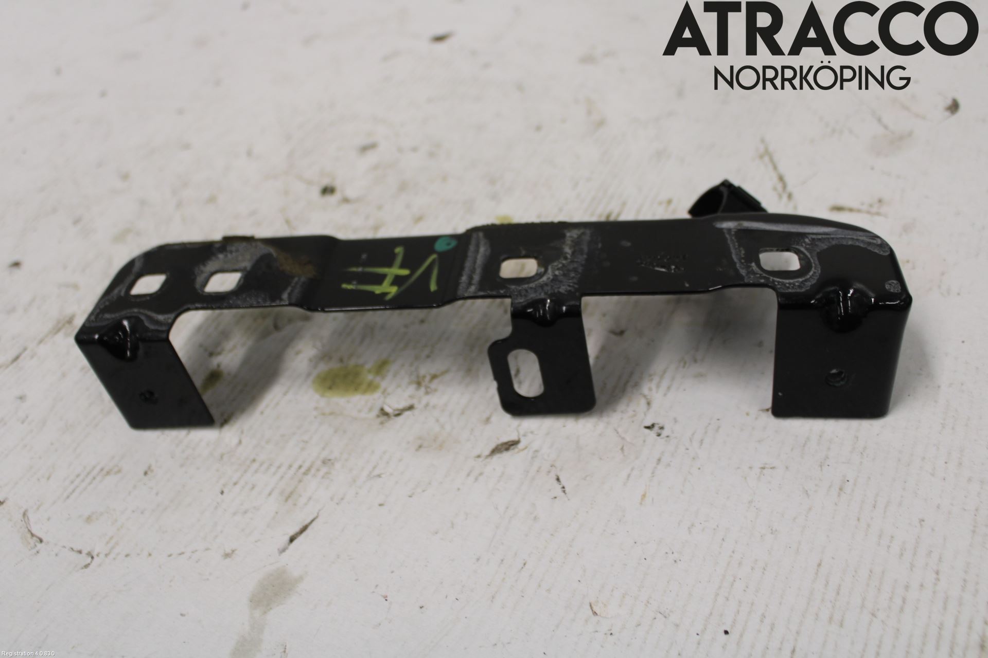 Jaguar I-PACE 18- Skärmfäste Fram Vä