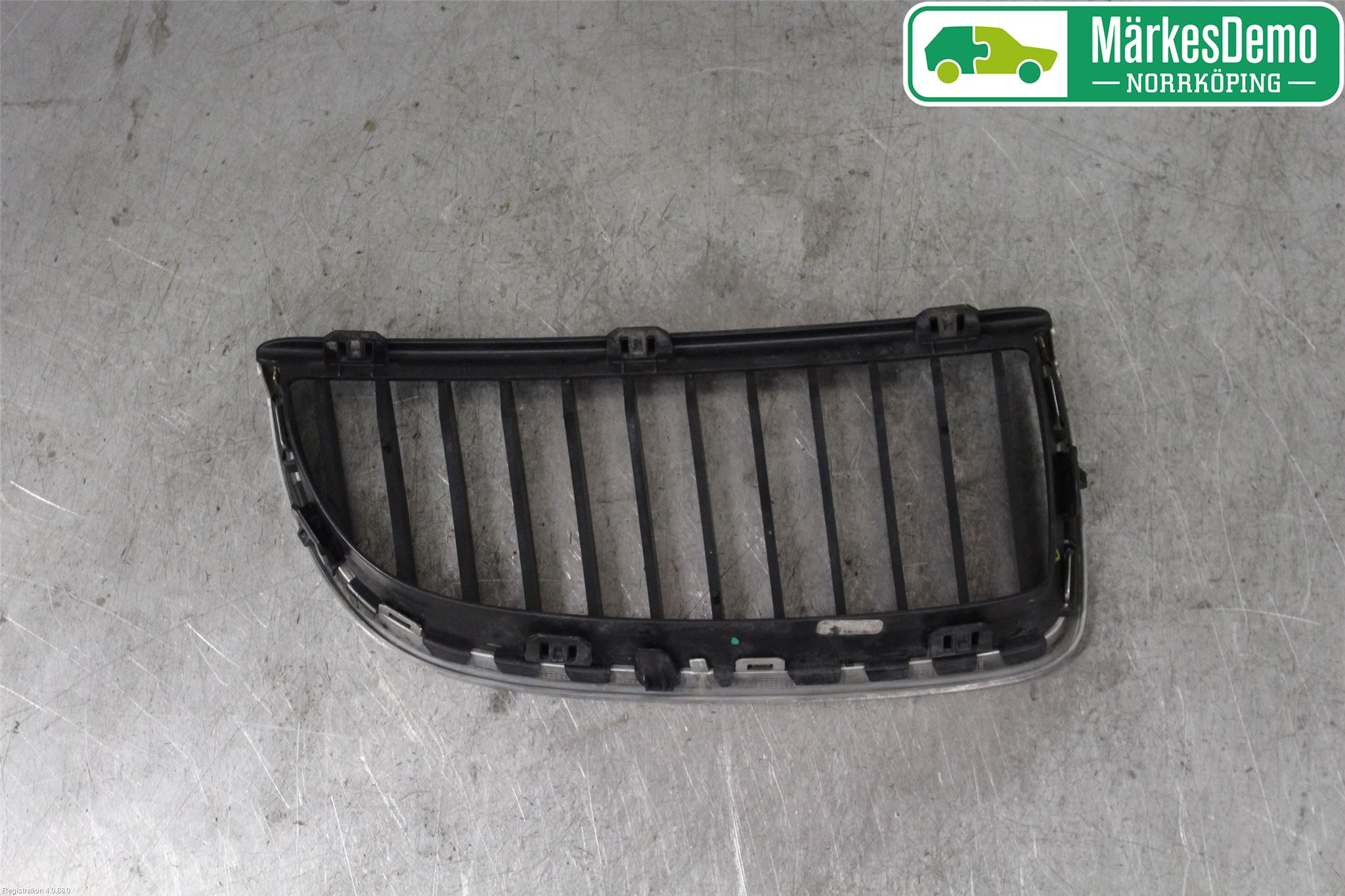 BMW 3 E90/91 SED/TOU 05-12 Grilldel Vänster