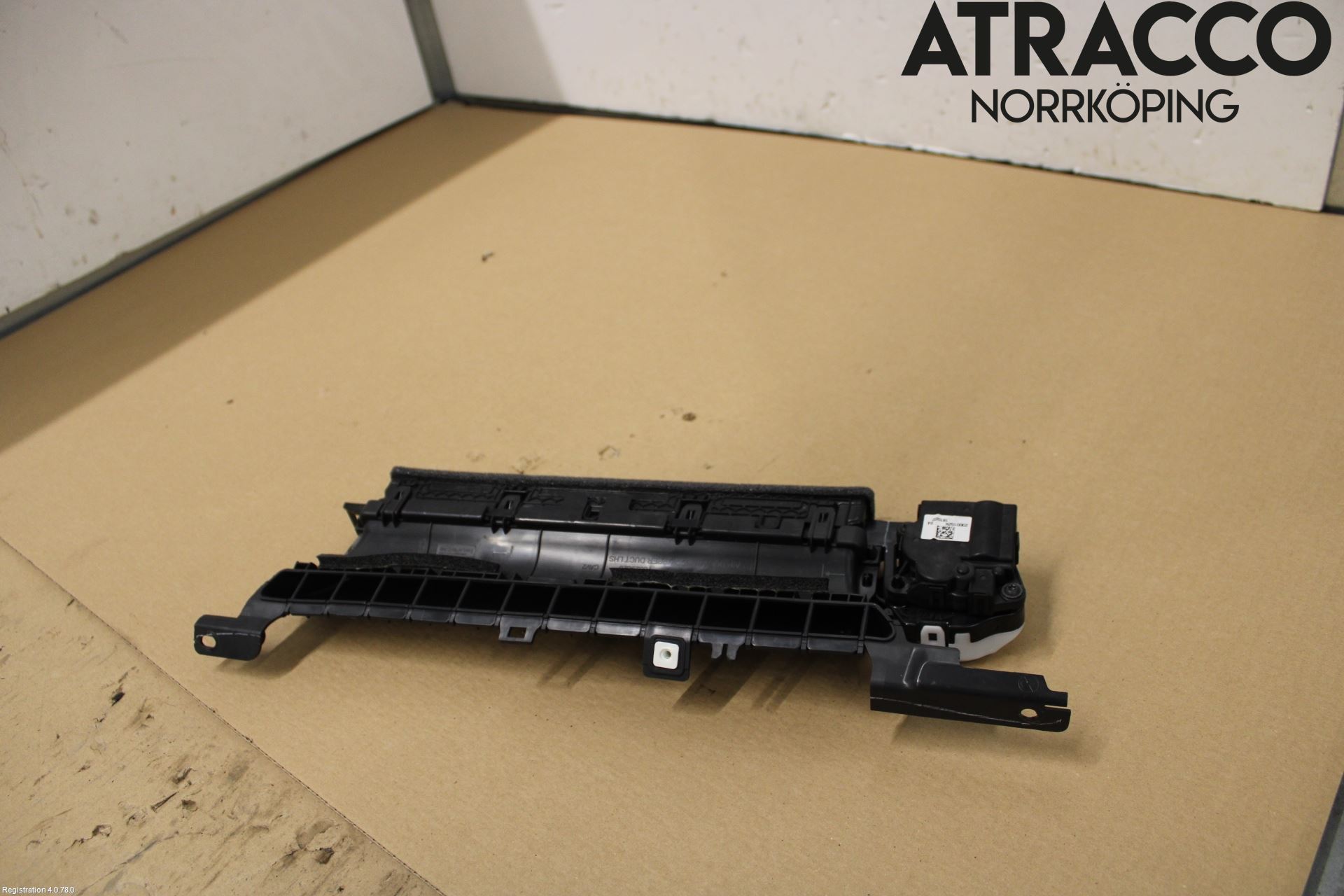 Tesla MODEL 3 17- Defrosterkanal-Munstycke