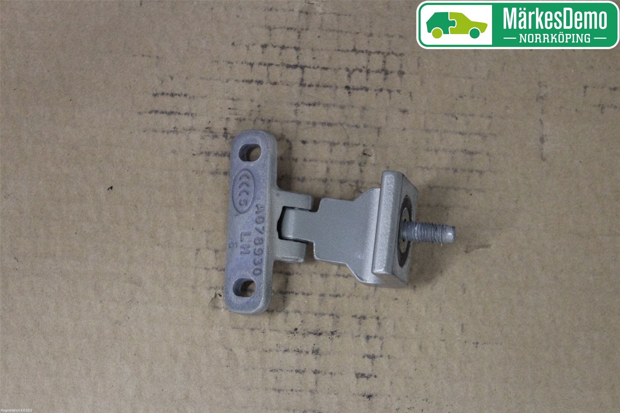 Audi Q3 8U 12-18 Bakluckegångjärn Vä