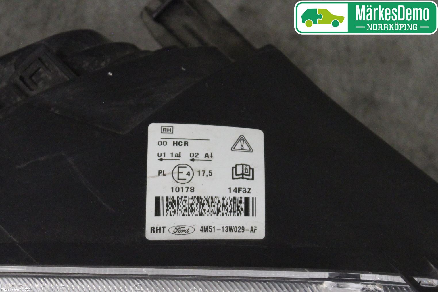 Ford FOCUS     04-07 Strålkastare Höger