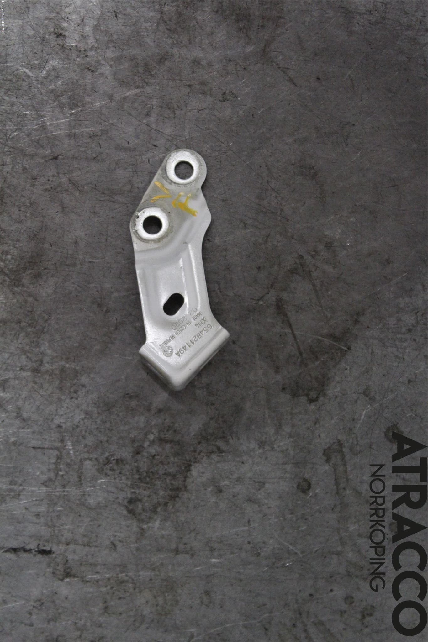 Skoda KAMIQ 20- Skärmfäste Fram Vä