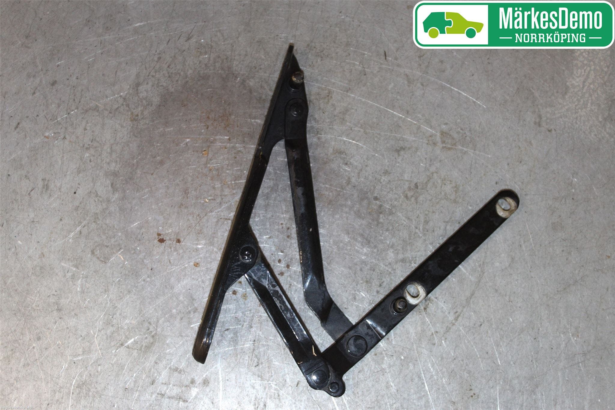 Maserati Bakluckegångjärn Hö