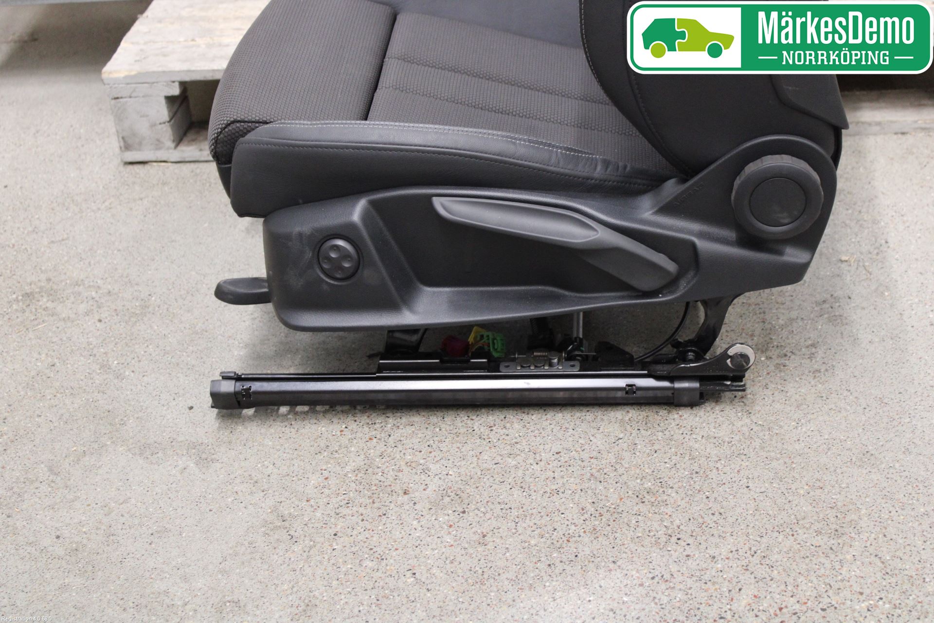 Audi A4/S4 B9 20- Inredning Stol Fram Vä