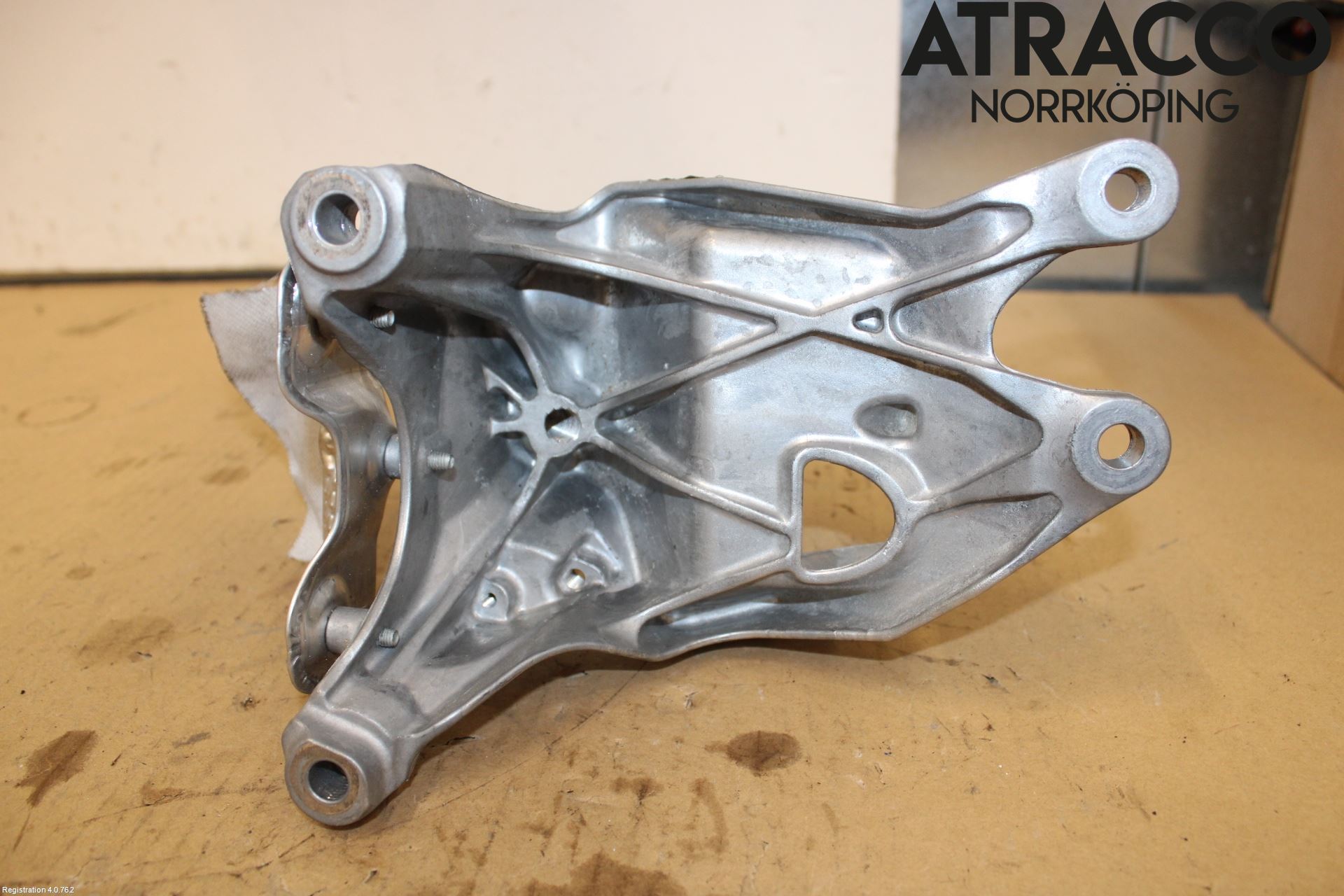 Audi A6 F2/C8 19- Motorfäste