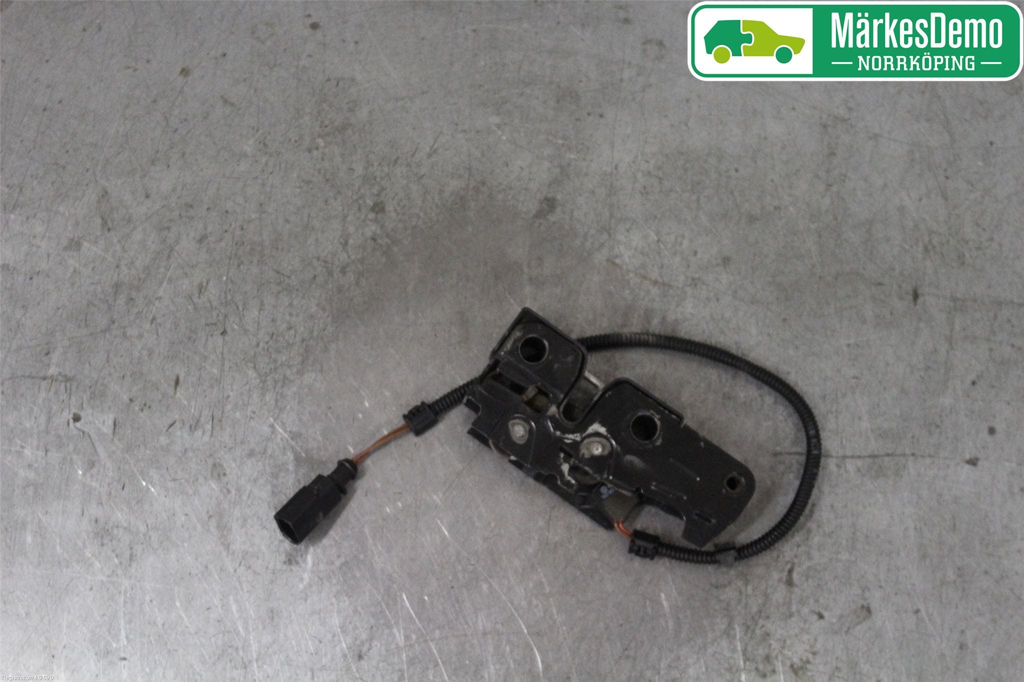 Volkswagen VW GOLF V 04-09 Huvlås