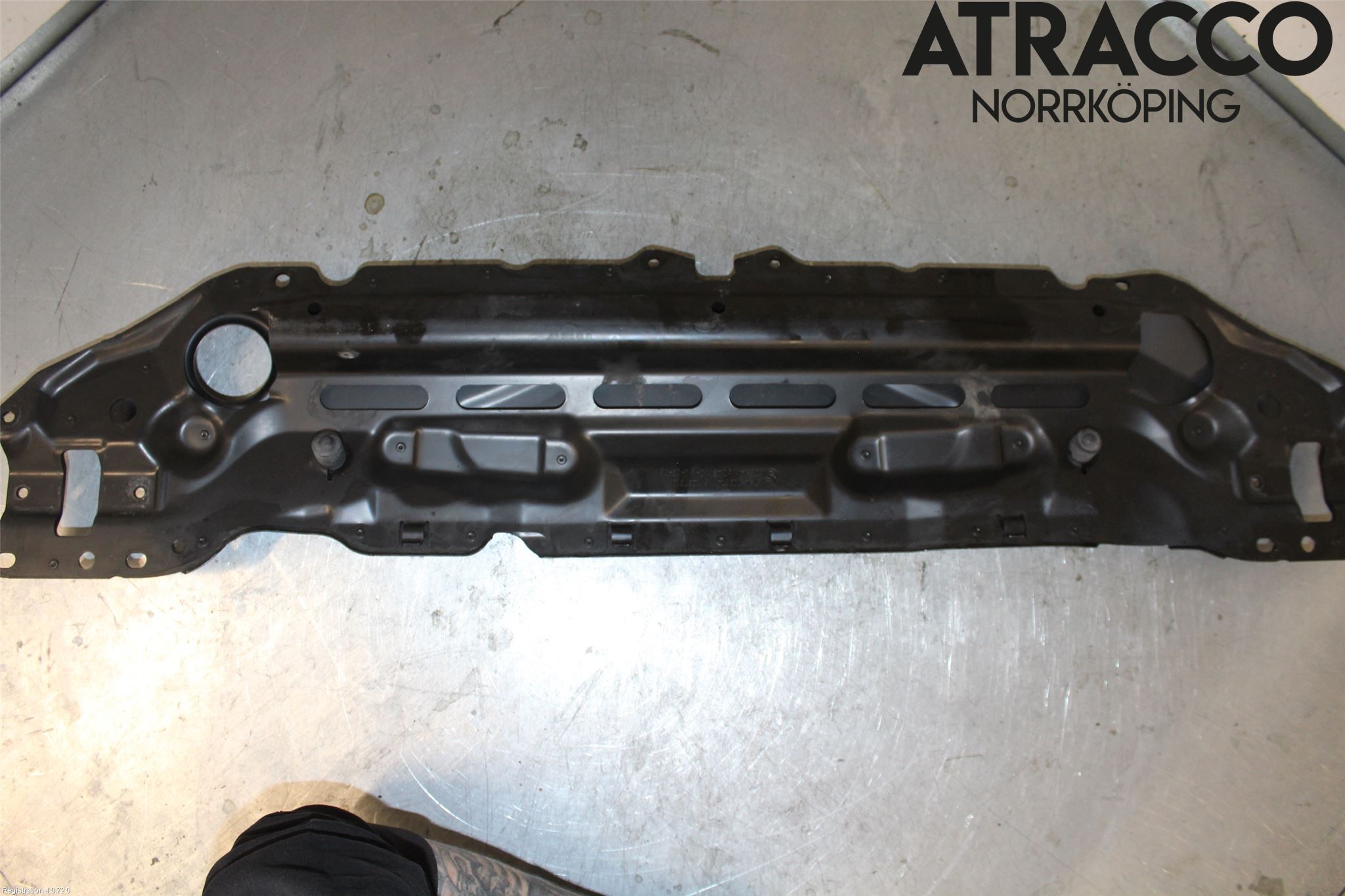 BMW 5 E60/61 Sed/Tou 02-10 Front Huvlåsplåt-Balk