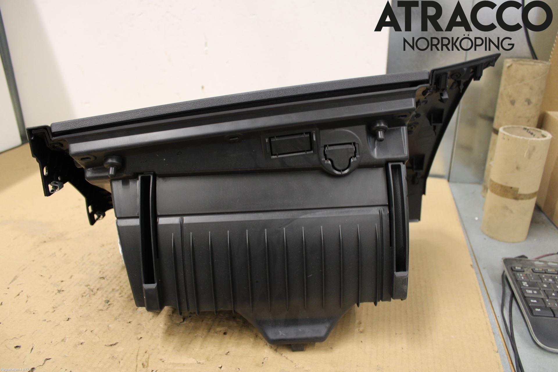 Volkswagen VW POLO VI 18->> Handskfack