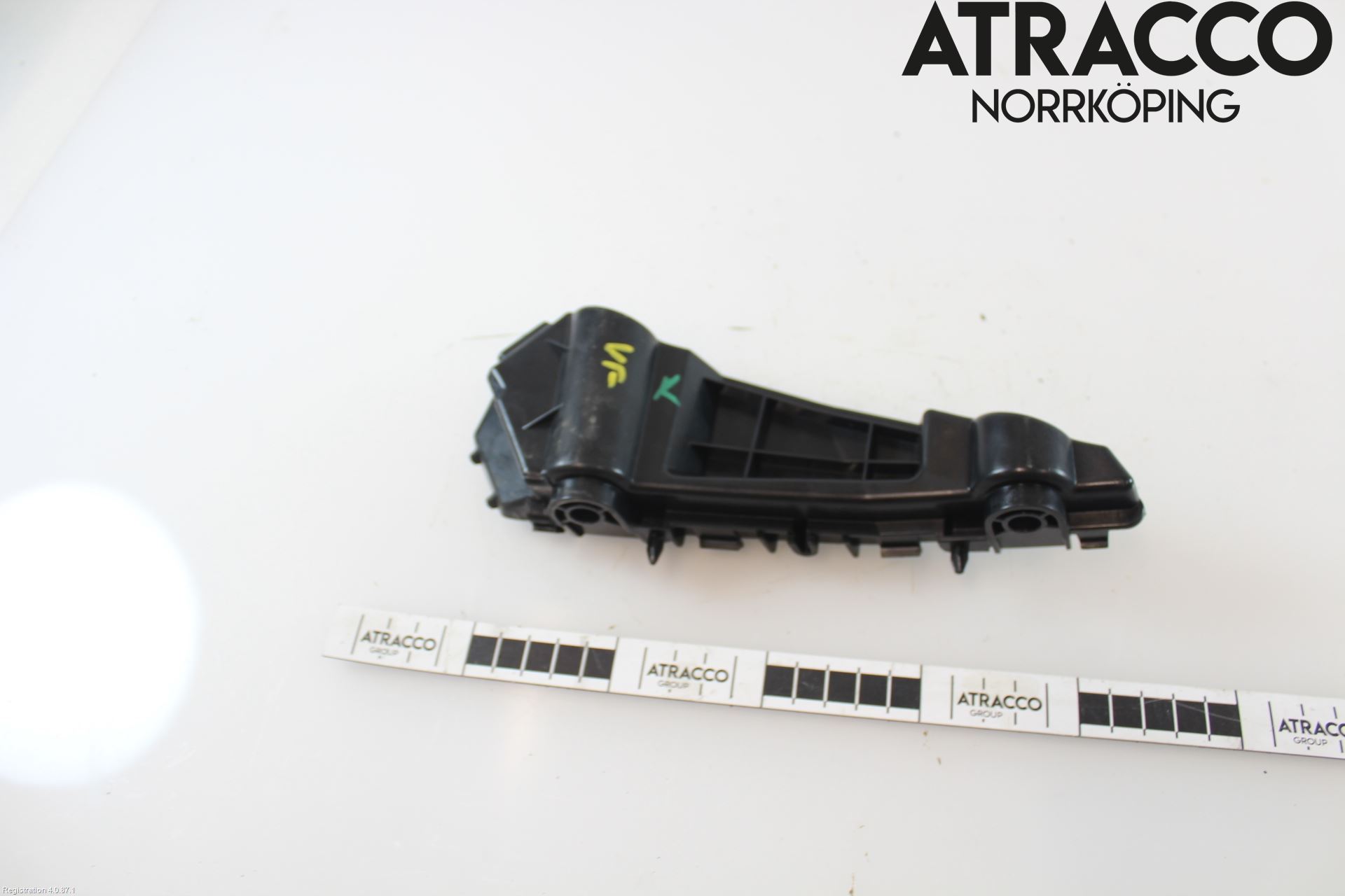 MG ZS EV 20- Stötfångarfäste Fram Vä