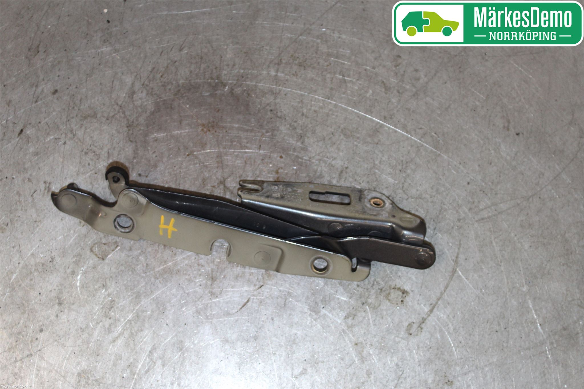 Audi A4/S4 05-07 Huvgångjärn