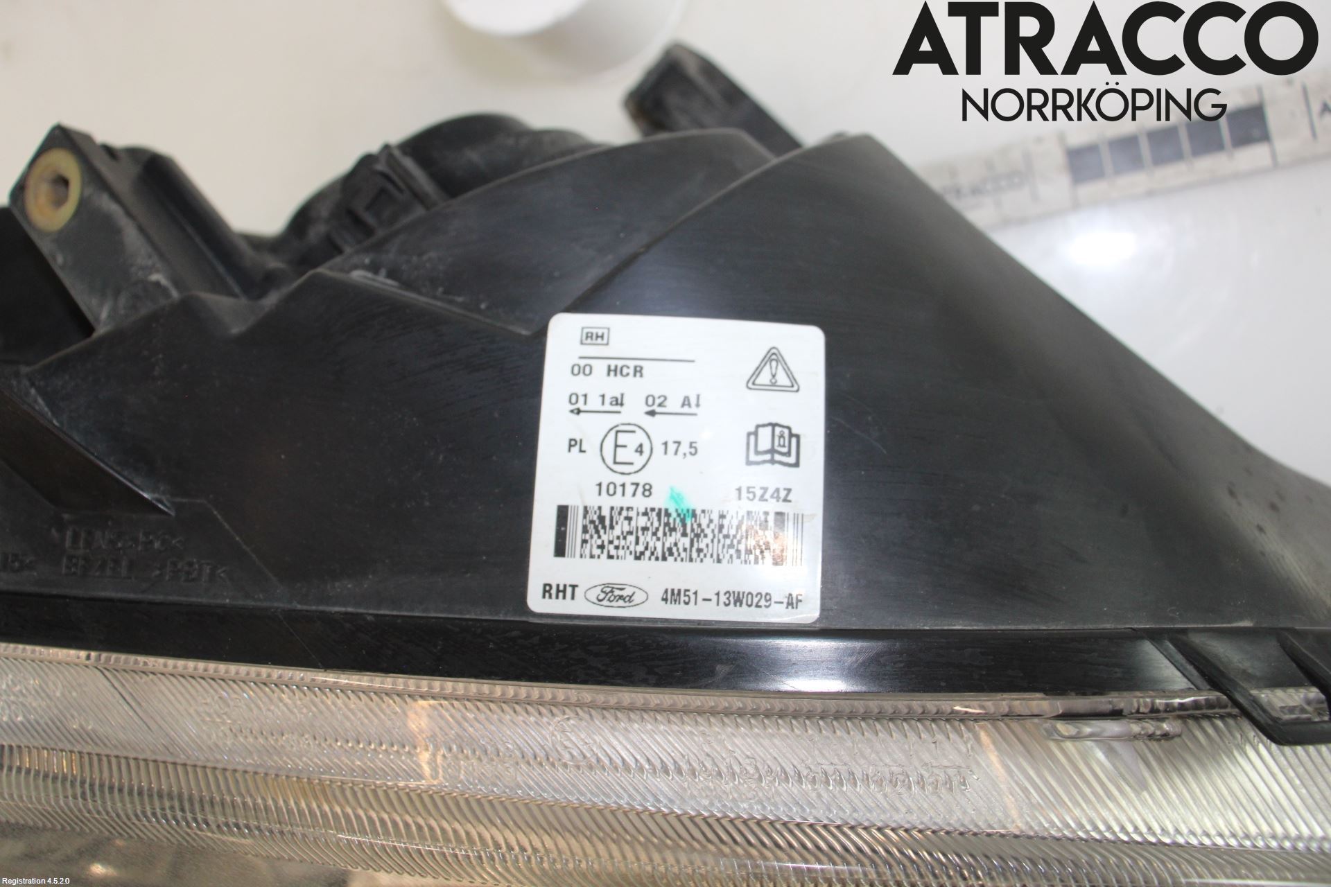 Ford FOCUS     04-07 Strålkastare Höger