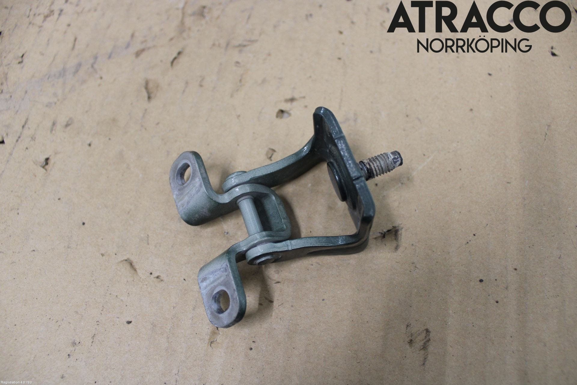 Skoda KAROQ 18- Bakluckegångjärn Hö