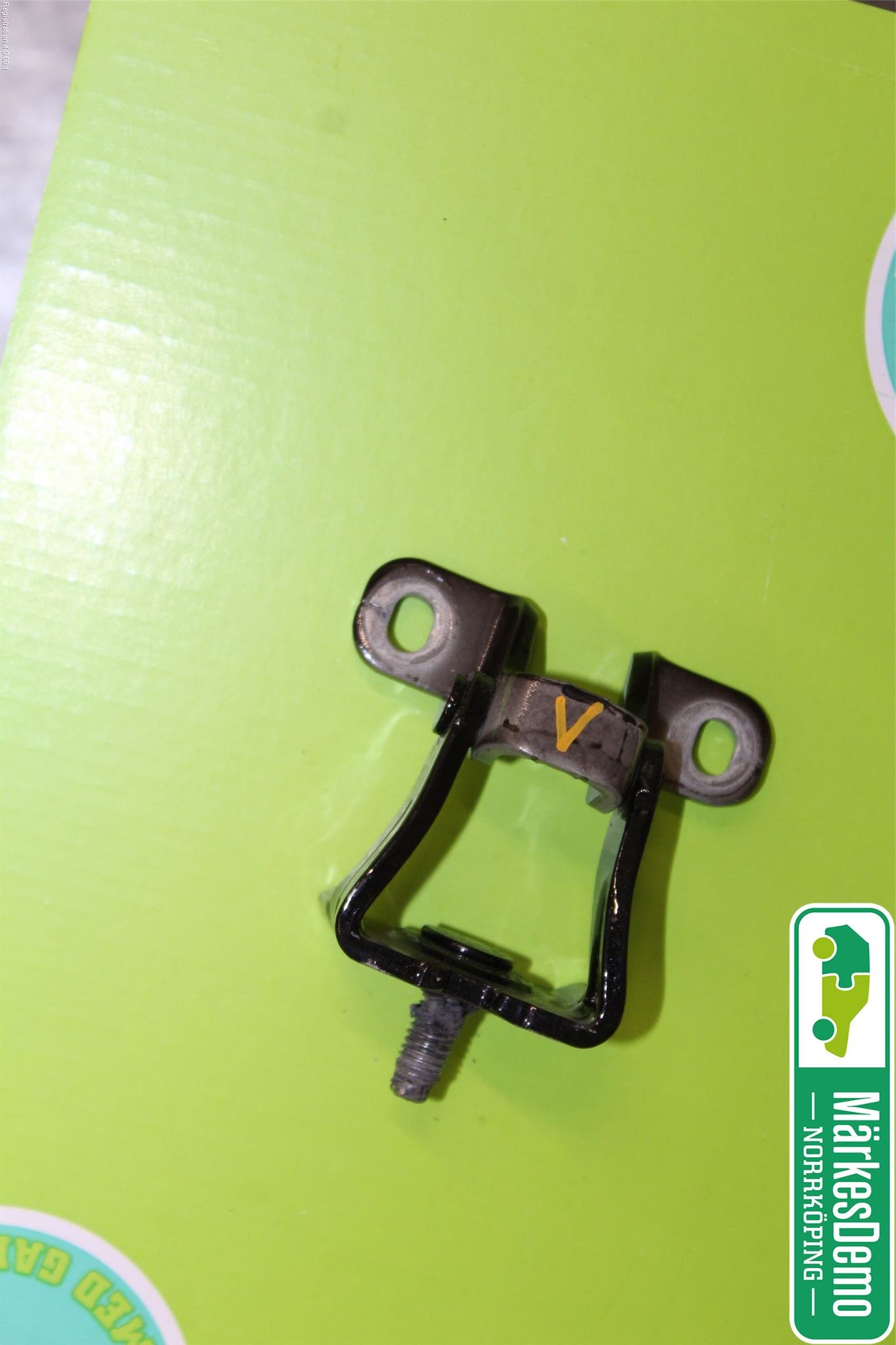 Skoda KAMIQ 20- Bakluckegångjärn Vä