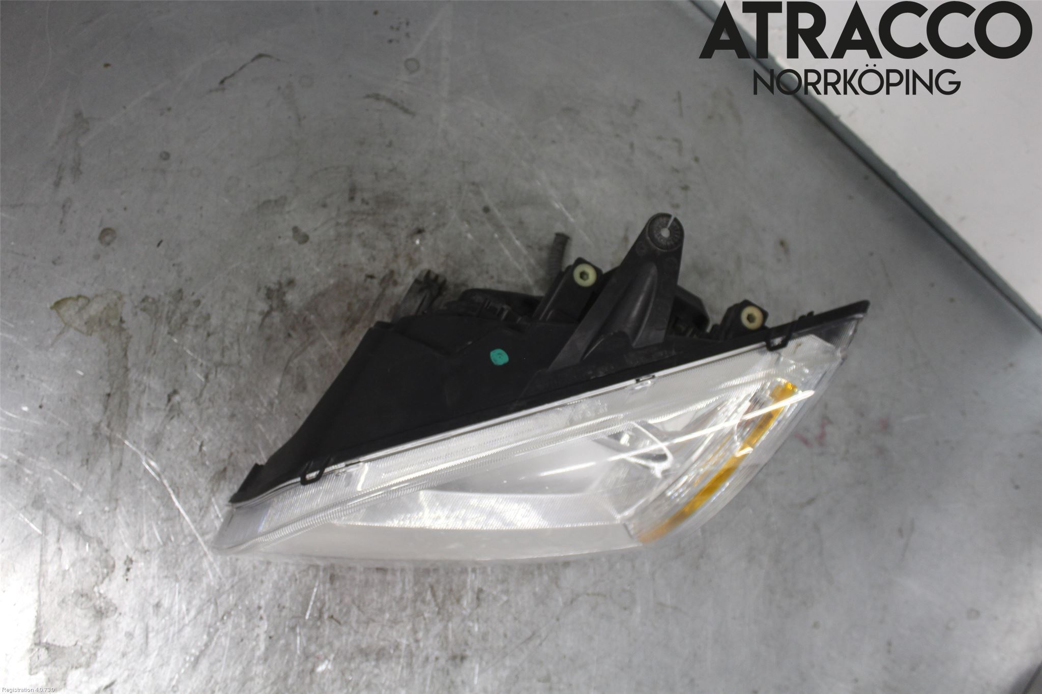 Ford FOCUS     04-07 Strålkastare Vänster