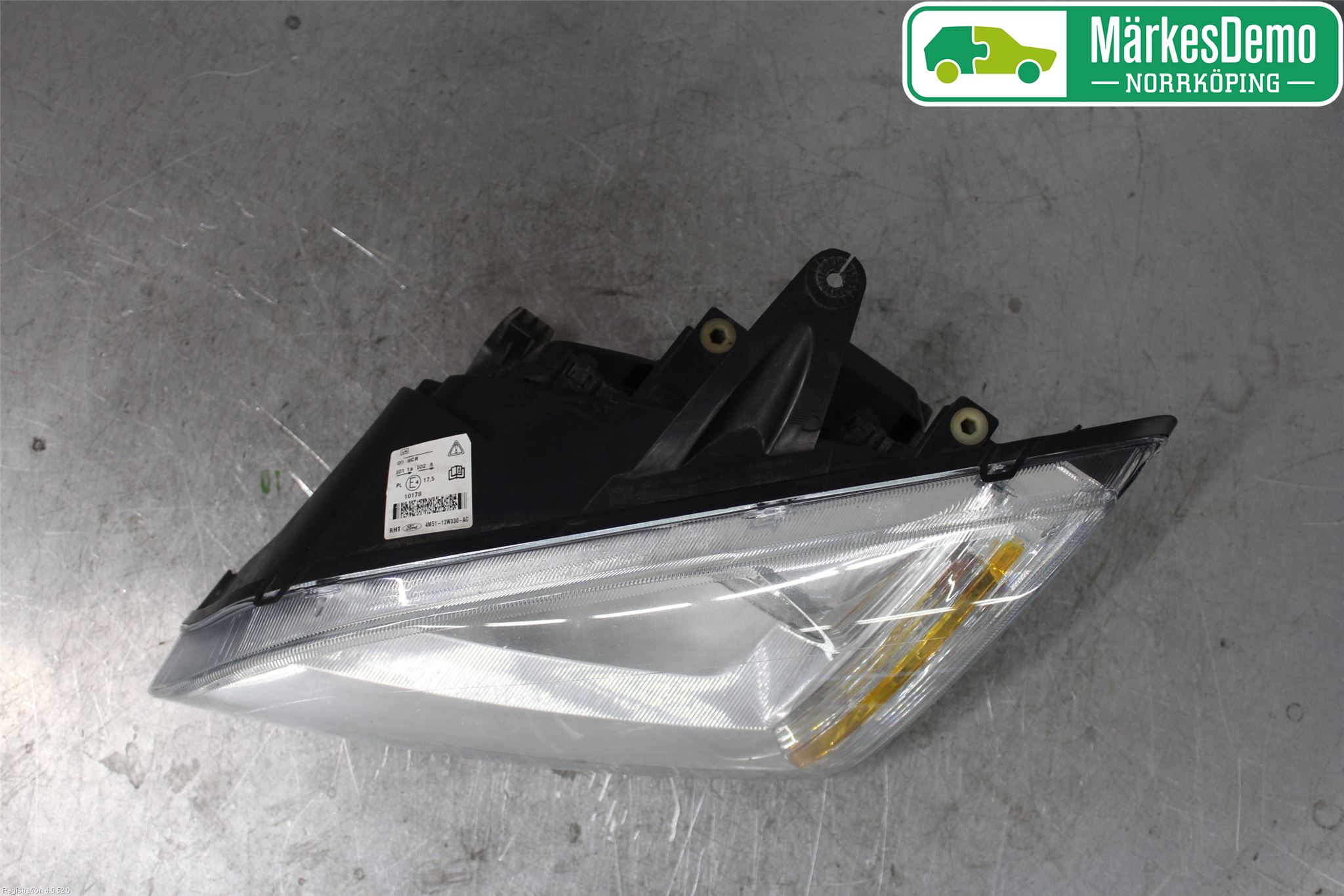 Ford FOCUS     04-07 Strålkastare Vänster