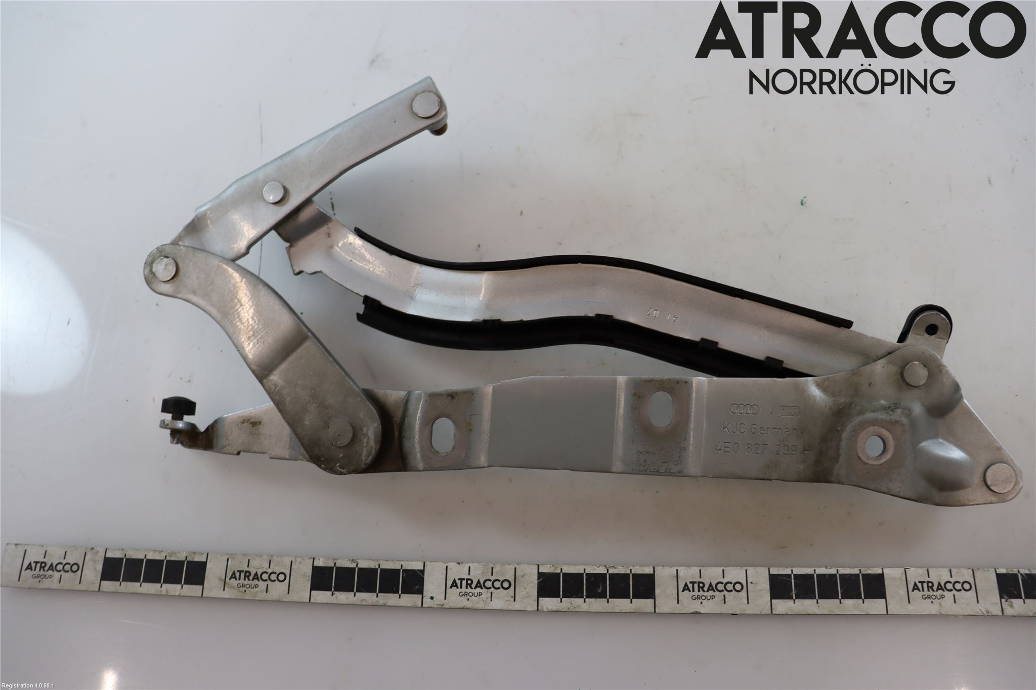 Audi A8/S8 4E  02-09 Bakluckegångjärn Vä