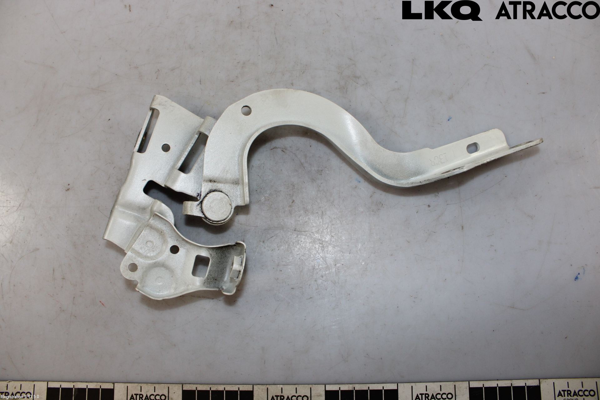 Toyota AURIS 13-19 Huvgångjärn
