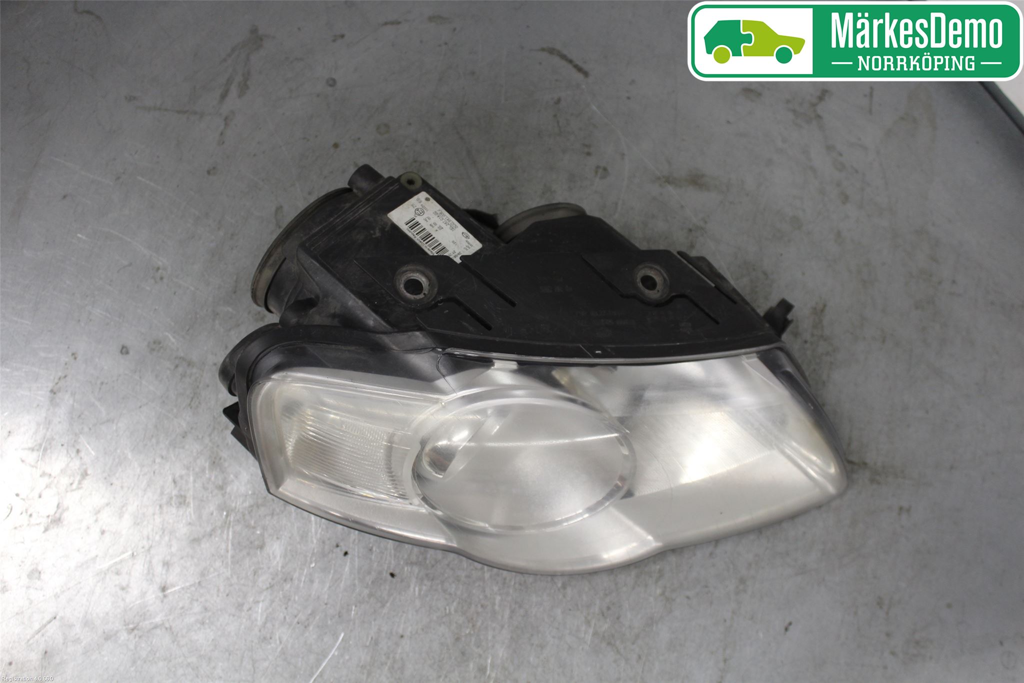 Volkswagen VW PASSAT 05-11 Strålkastare Höger