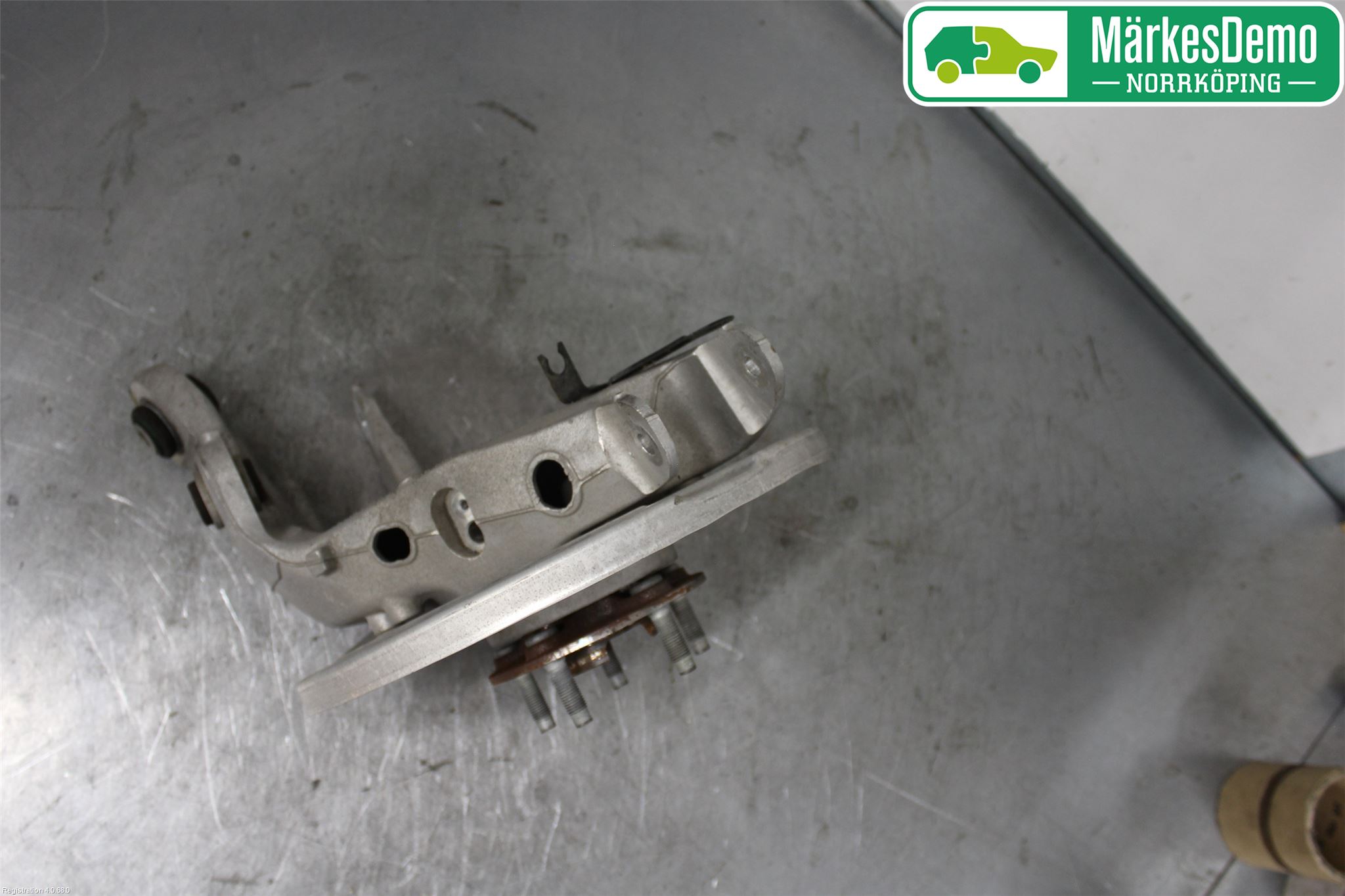 Jaguar XE (X760) 15-24 Hjullagerhus-Spindel Vä B