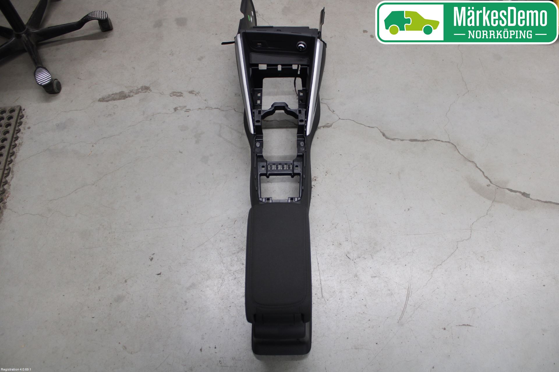 Audi Q2/SQ2 17- Instrumentkonsoll Mitt