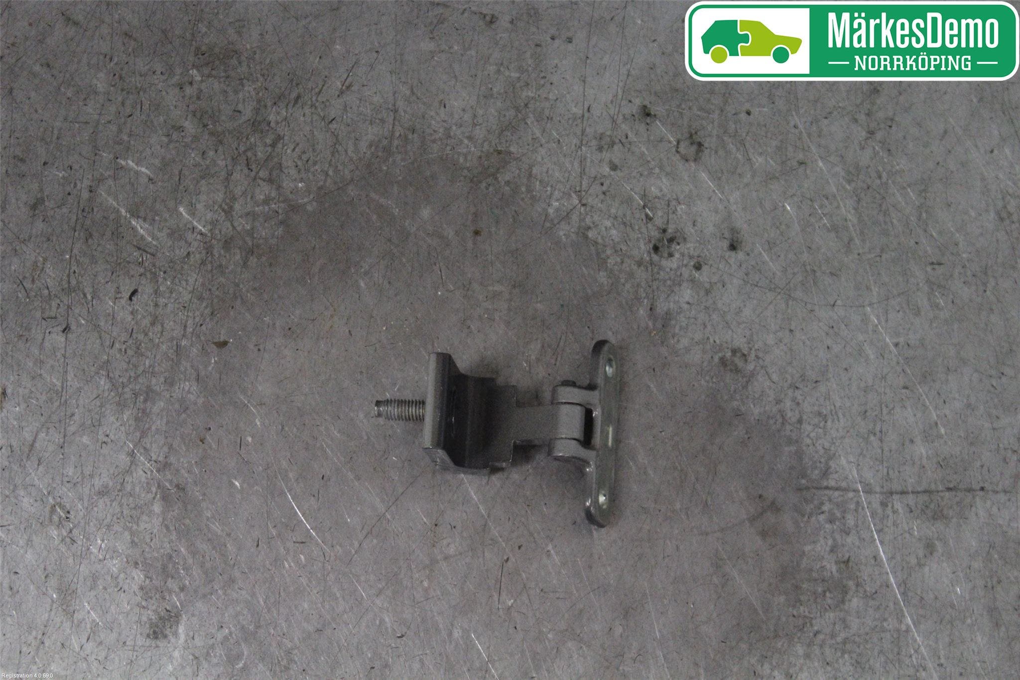 Audi Q2/SQ2 17- Bakluckegångjärn Vä