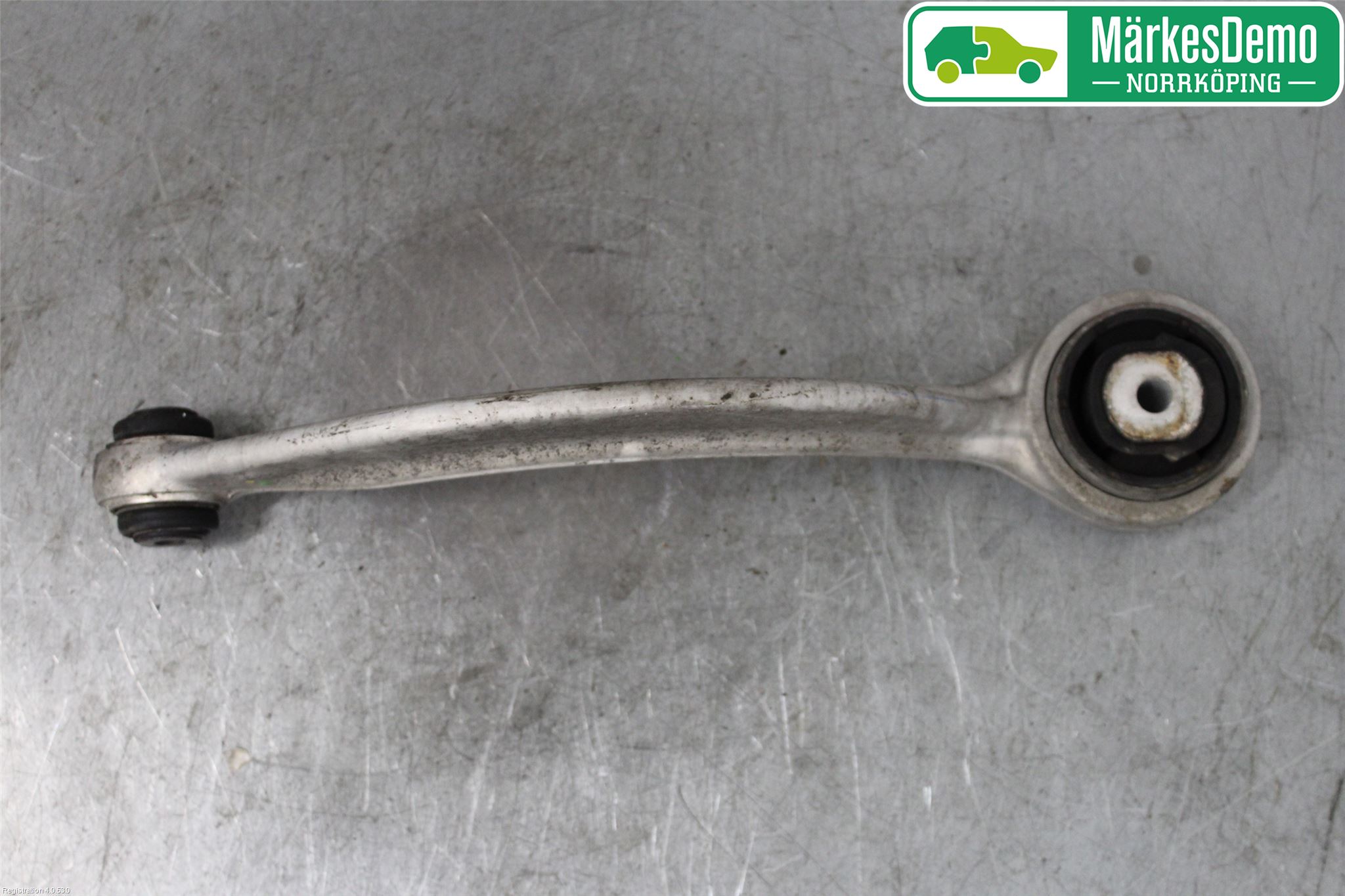 Jaguar XJ X350        03-09 Bärarm Fram Undre Vä