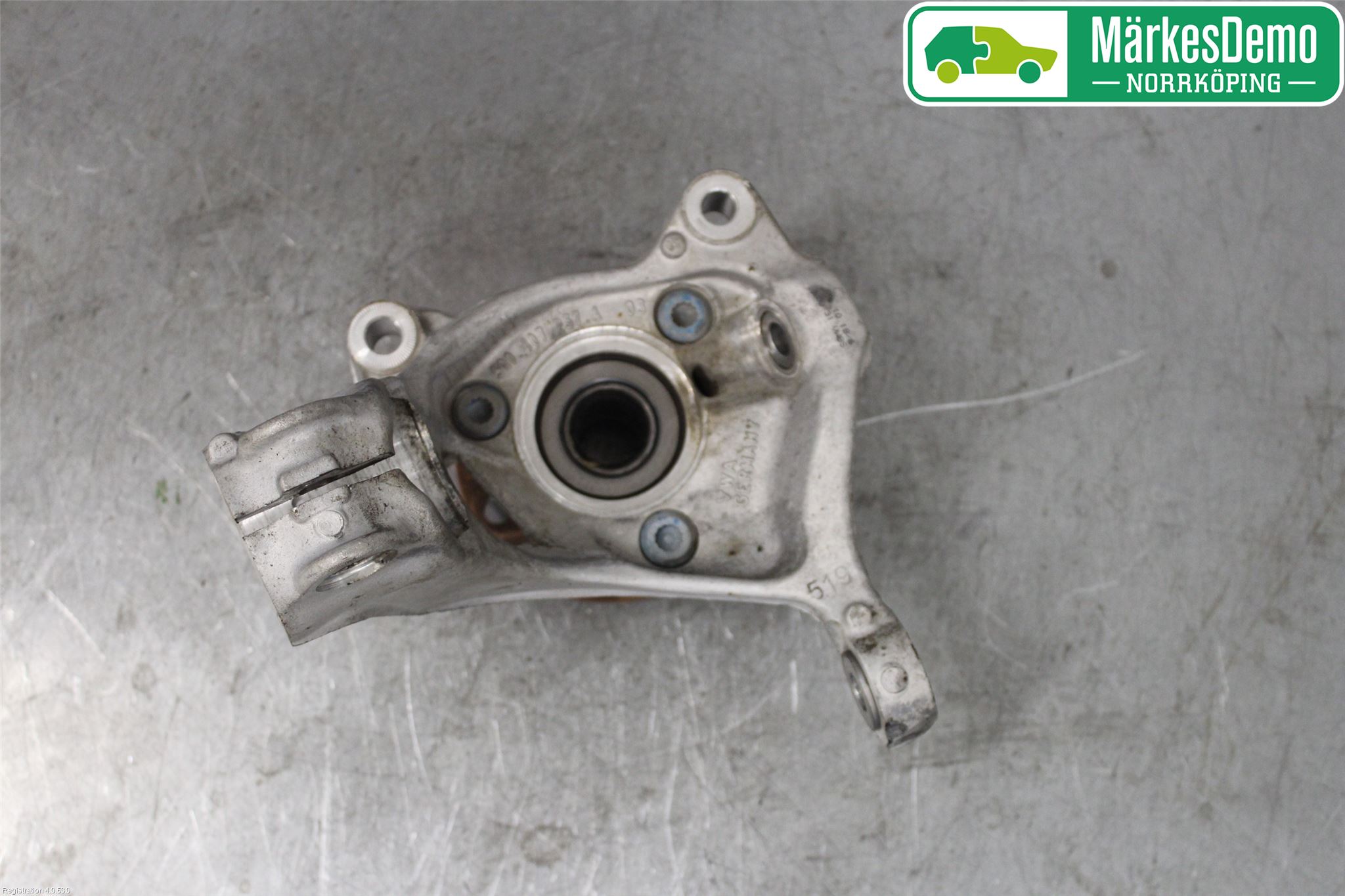 Skoda SUPERB 16-24 Styrspindel Lagerhus Vä