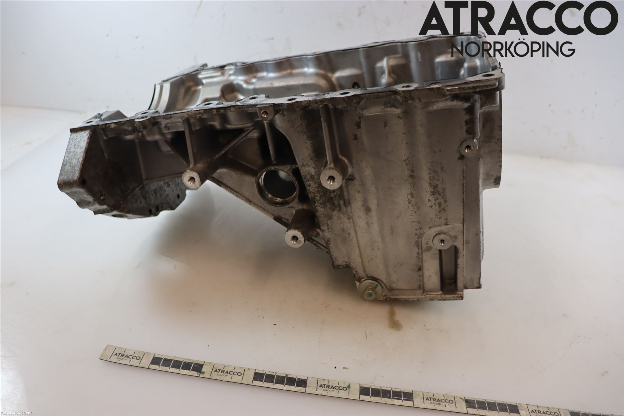 Jaguar F-PACE Oljetråg