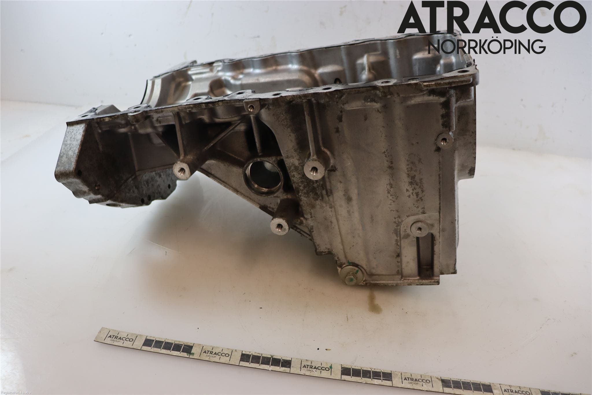 Jaguar F-PACE Oljetråg