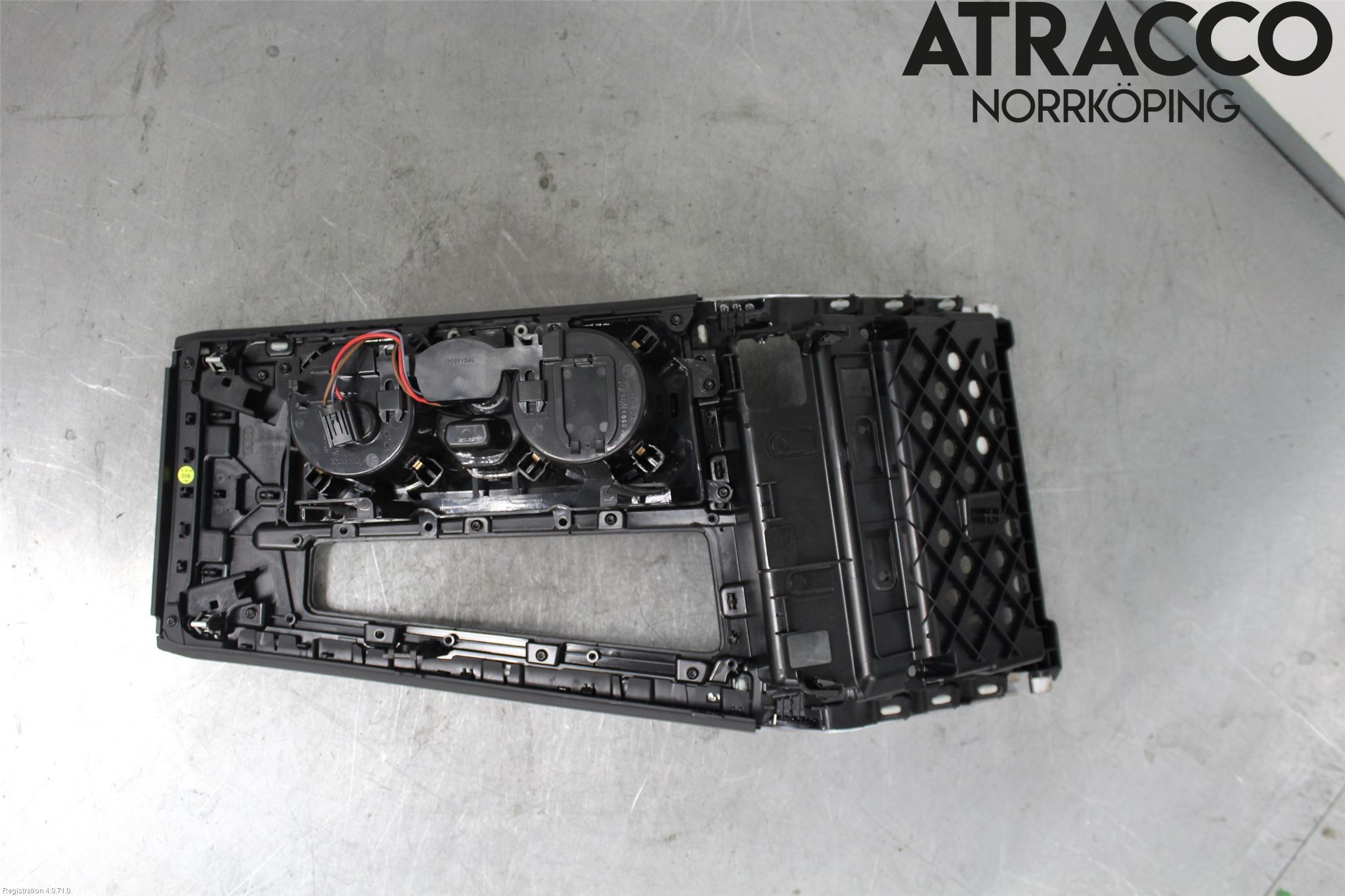 Audi A6 F2/C8 19- Instrumentkonsoll Mitt